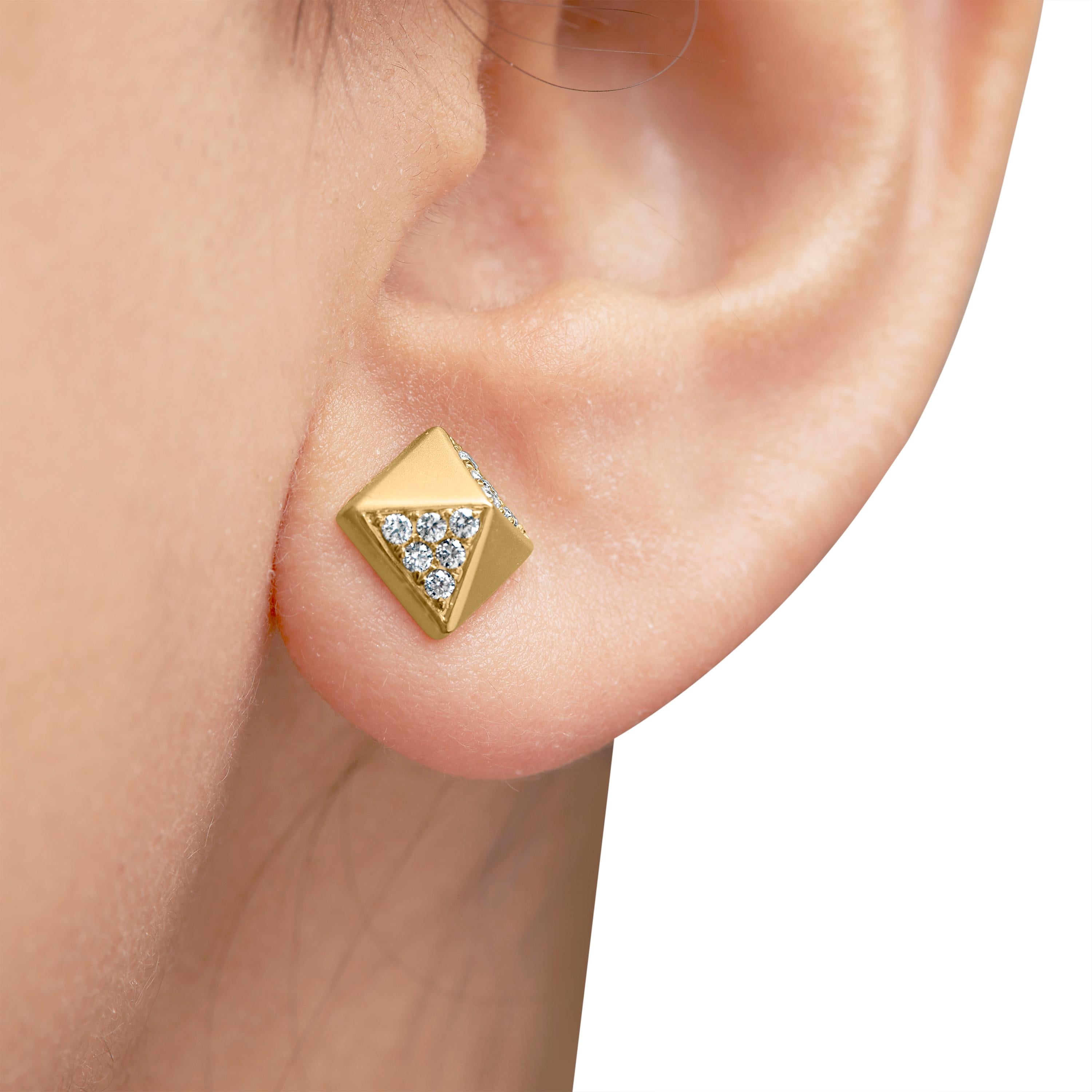 Orecchino a piramide con diamante da 1/4 di carato in oro giallo 14K In condizioni Nuovo in vendita a New York, NY