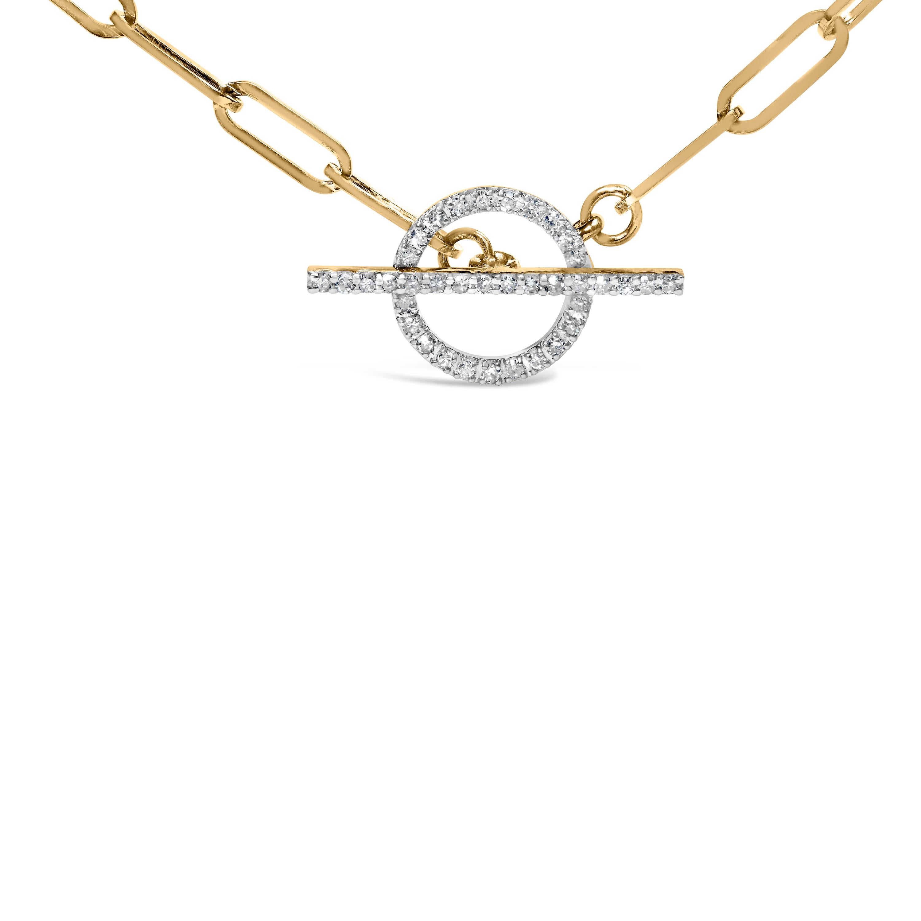 Plongez dans l'élégance discrète de ce collier en or jaune 14 carats, mélange de sophistication classique et de design moderne. Sa pièce maîtresse, un pendentif circulaire, s'anime d'un halo de petits diamants ronds totalisant environ 1/4 de carat.