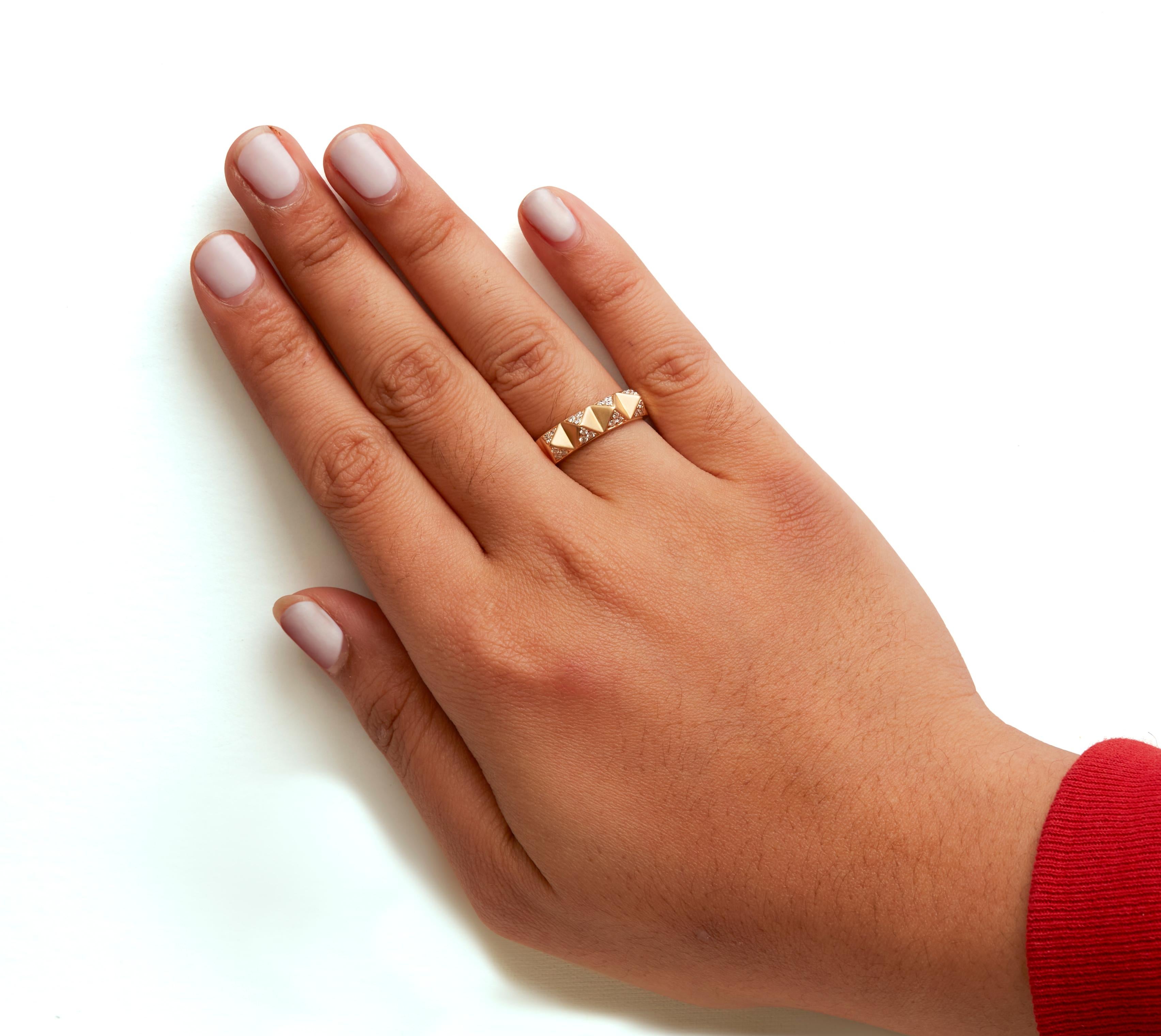 14K Yellow Gold 1/4 Cttw White Diamond Pyramid Band Ring In New Condition For Sale In New York, NY