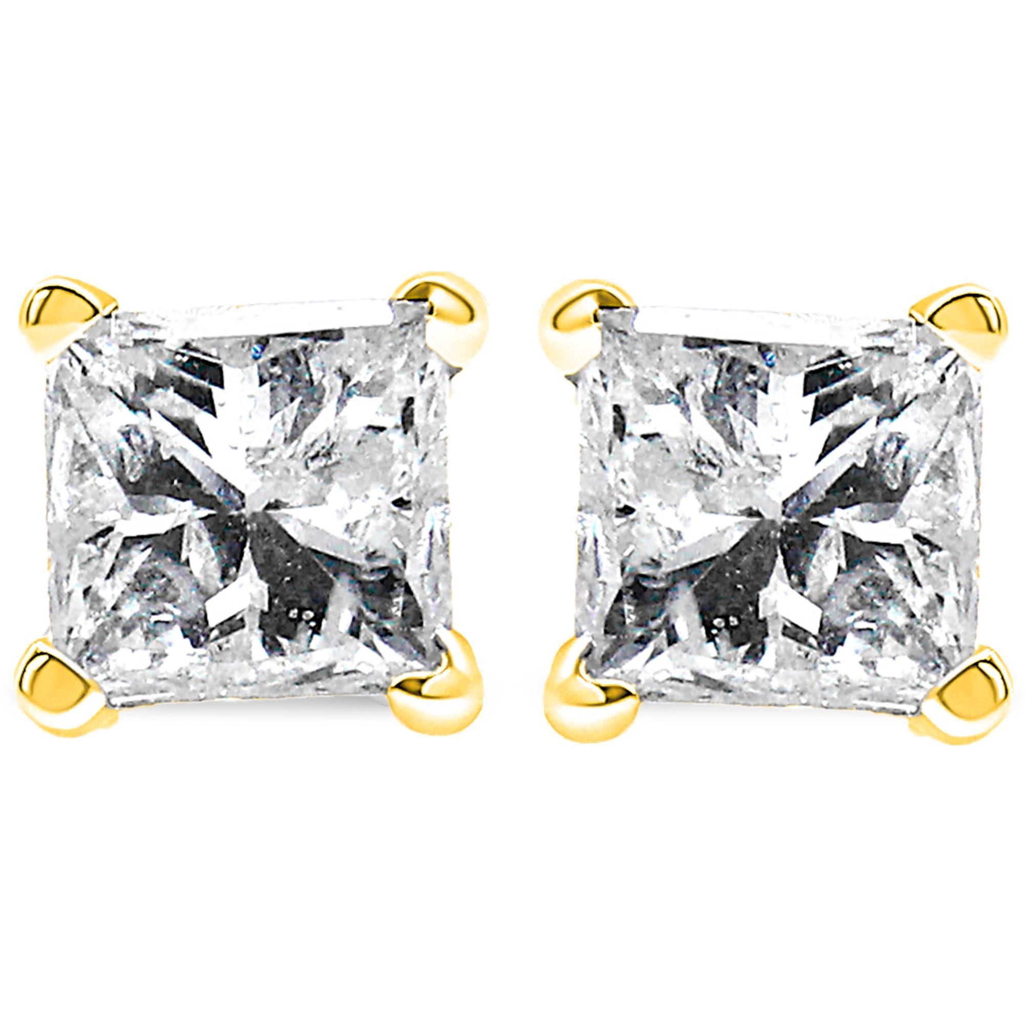 Umrahmen Sie ihr Gesicht mit dem kühnen und beeindruckenden Look dieser fabelhaften Diamant-Ohrstecker im Prinzessinnenschliff. Jeder Ohrring ist aus echtem 14-karätigem Gold gefertigt und verfügt über einen faszinierenden quadratischen