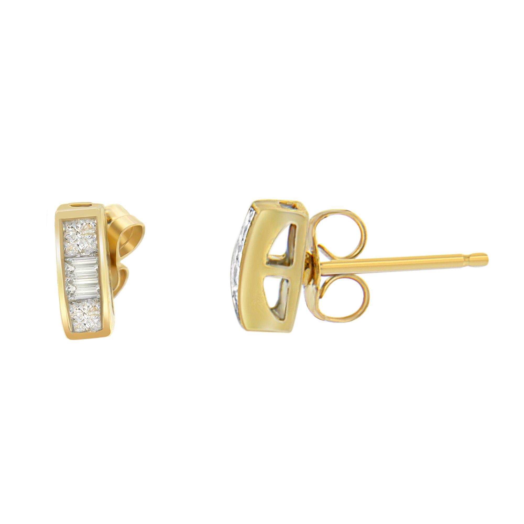 Ingannevolmente semplice, questo paio di orecchini in oro giallo 14k è stato progettato per massimizzare lo scintillio catturando la luce nella sua montatura leggermente arrotondata.  Fissato con perni a farfalla/spinta.


 - Metallo: Oro giallo 14