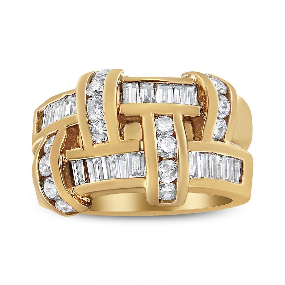 Eleg, l'allure intemporelle de notre bague à diamants ronds et baguettes Lattice Grid Design Band, est un véritable témoignage d'élégance et de sophistication. Fabriqué en or jaune 14 carats, ce bracelet présente un captivant motif de grille en