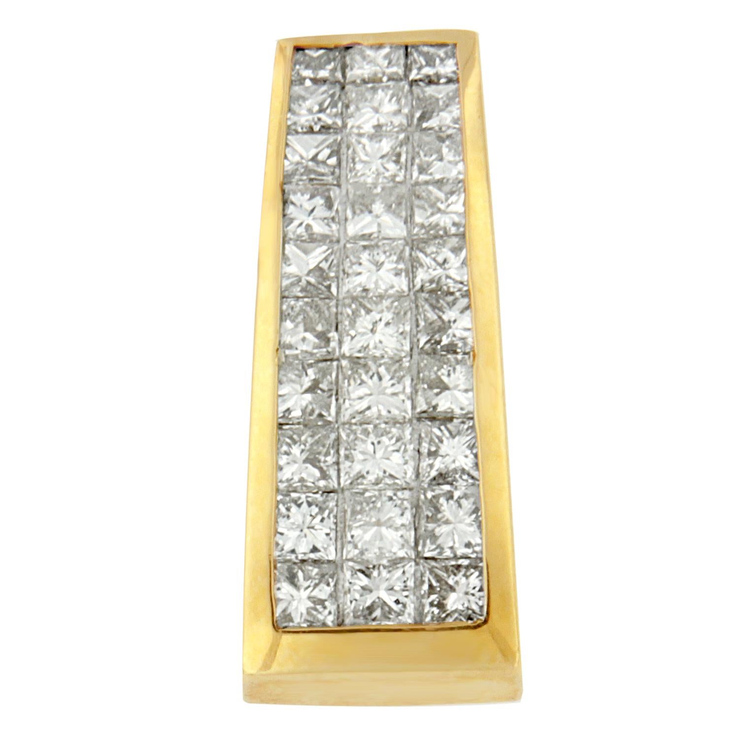 Éblouissant et élégant, ce charmant pendentif en diamant ajoutera de la classe à toute tenue de soirée. Créée en or jaune 14 carats, elle est façonnée en forme de pilier. Le pendentif est poli jusqu'à ce qu'il brille et est orné de 1 5/8 carat de
