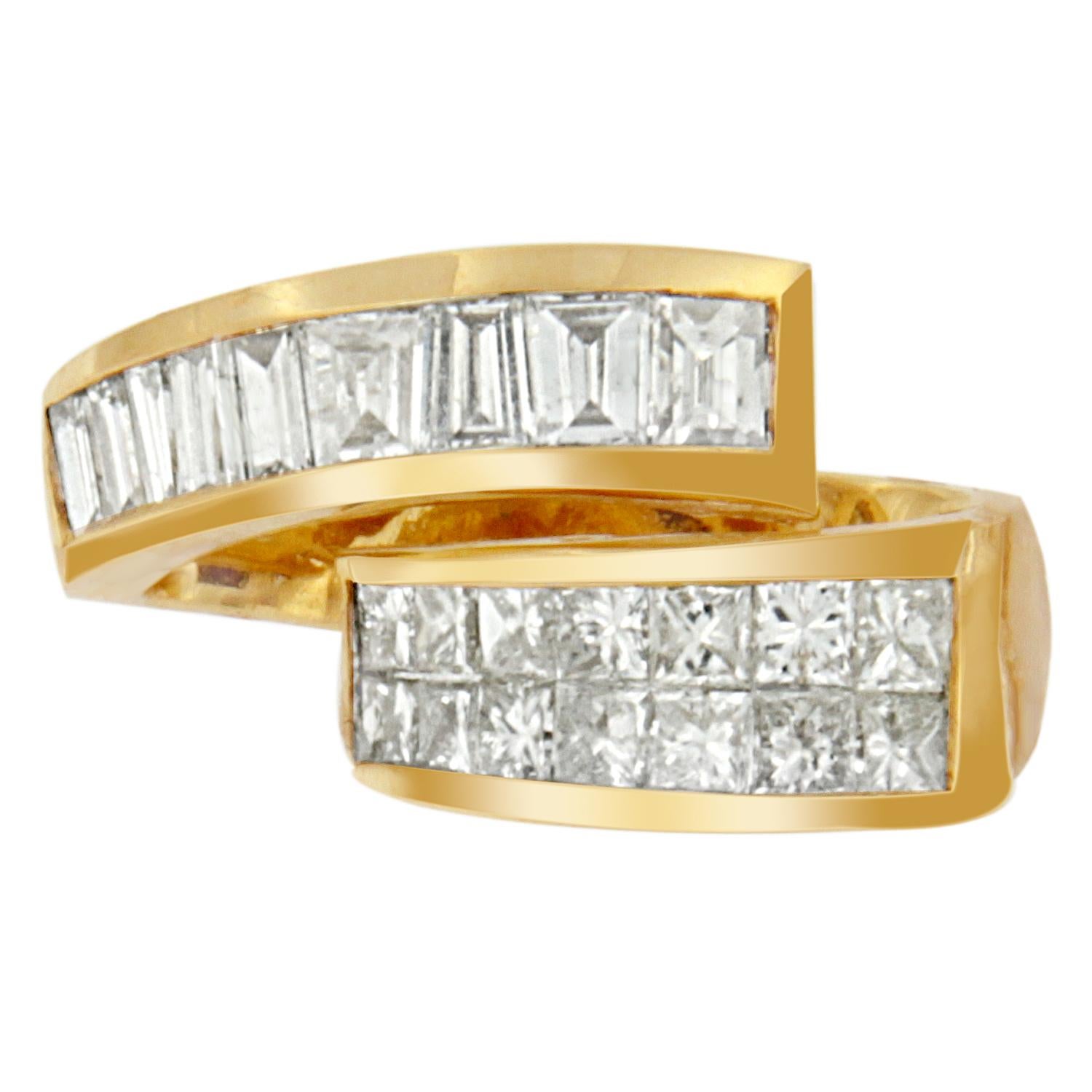 Offrez-vous ce magnifique pendentif en or jaune 14k et diamants. Chaque bras est incrusté de diamants de qualité, baguettes d'un côté et taille princesse de l'autre. Le design unique flottera joliment sur la chaîne (taille 18) qui l'accompagne