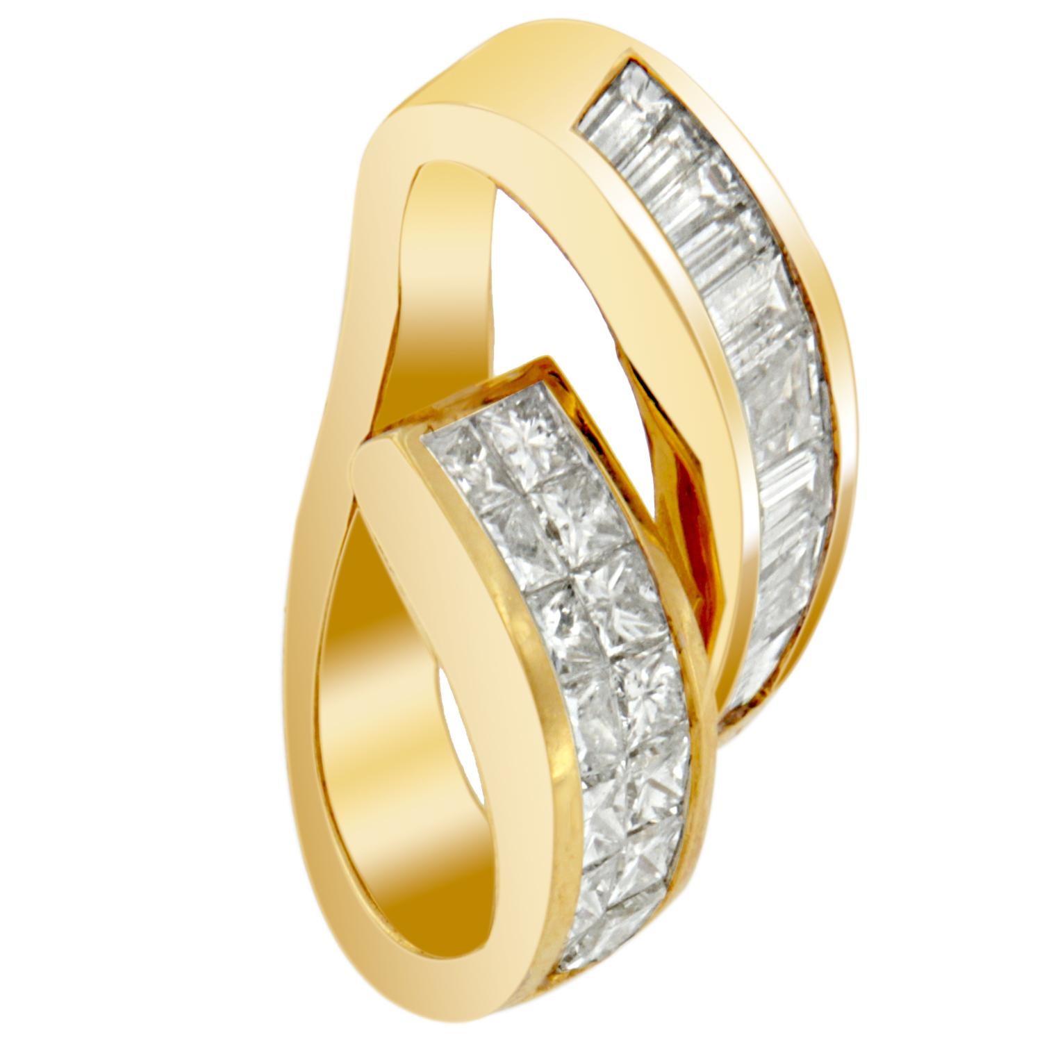 Taille baguette Collier pendentif à la mode en or jaune 14 carats avec diamants princesses et baguettes de 1 5/8 carat en vente
