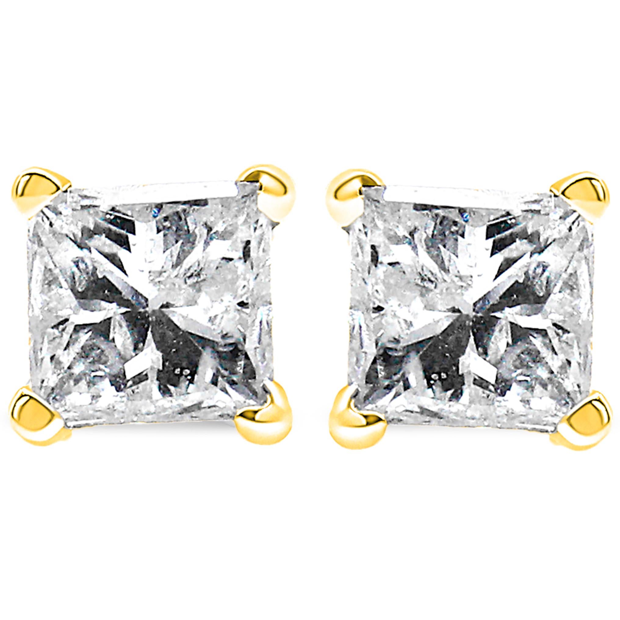 A delicate pair of classic diamond studs. Each earring boasts 1 princess cut diamond set in a prong setting. The total carat weight is 1/5. The diamonds are set in lustrous 14k yellow gold. Earrings come with a push back mechanism.
Each genuine