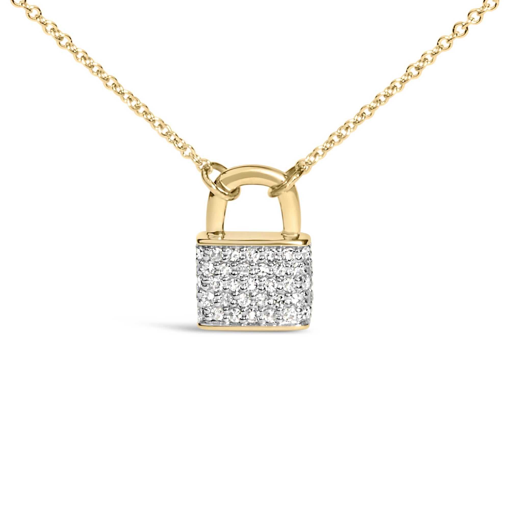 Desbloquea la esencia de la elegancia con este exquisito collar colgante en forma de cerradura, meticulosamente elaborado en radiante oro amarillo de 14 quilates. Brillando con diamantes naturales que pesan un total de 1/6 quilates, cada piedra