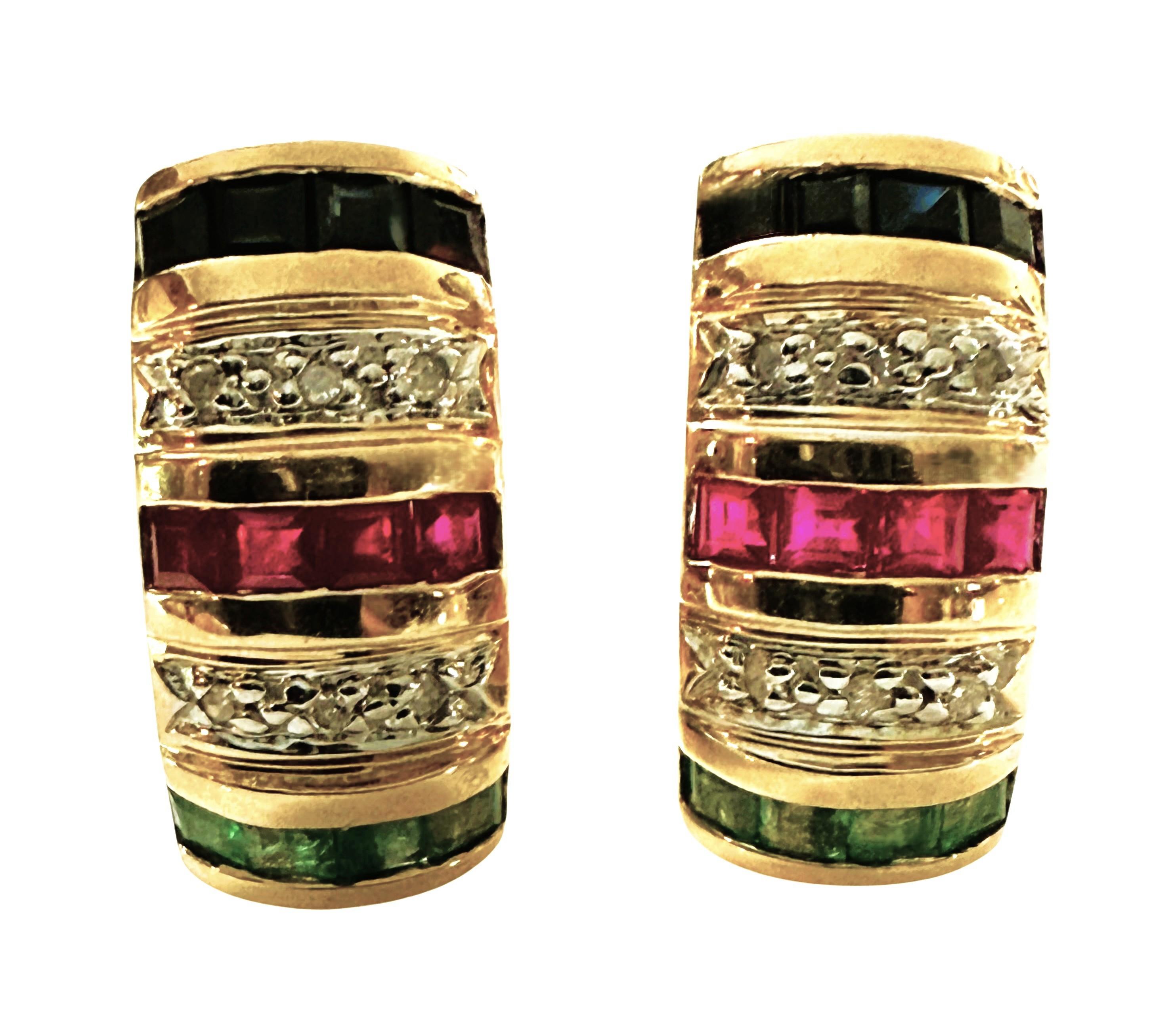 Taille baguette Boucles d'oreilles oméga en or jaune 14k avec diamant, émeraude, rubis et saphir de 1 carat en vente