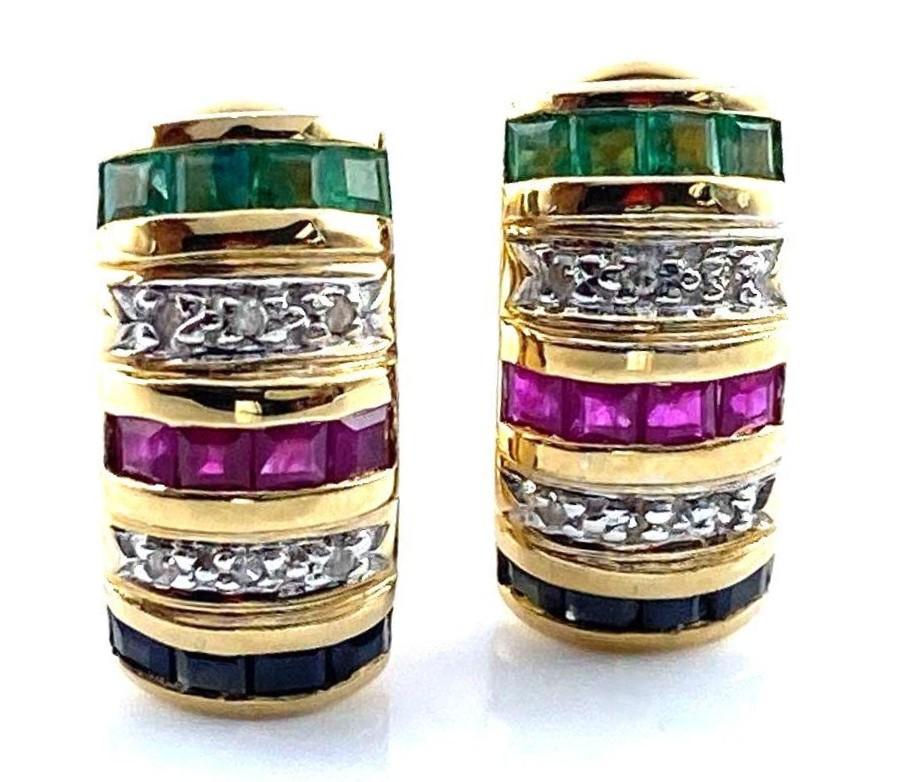 Boucles d'oreilles oméga en or jaune 14k avec diamant, émeraude, rubis et saphir de 1 carat Excellent état - En vente à Eagan, MN