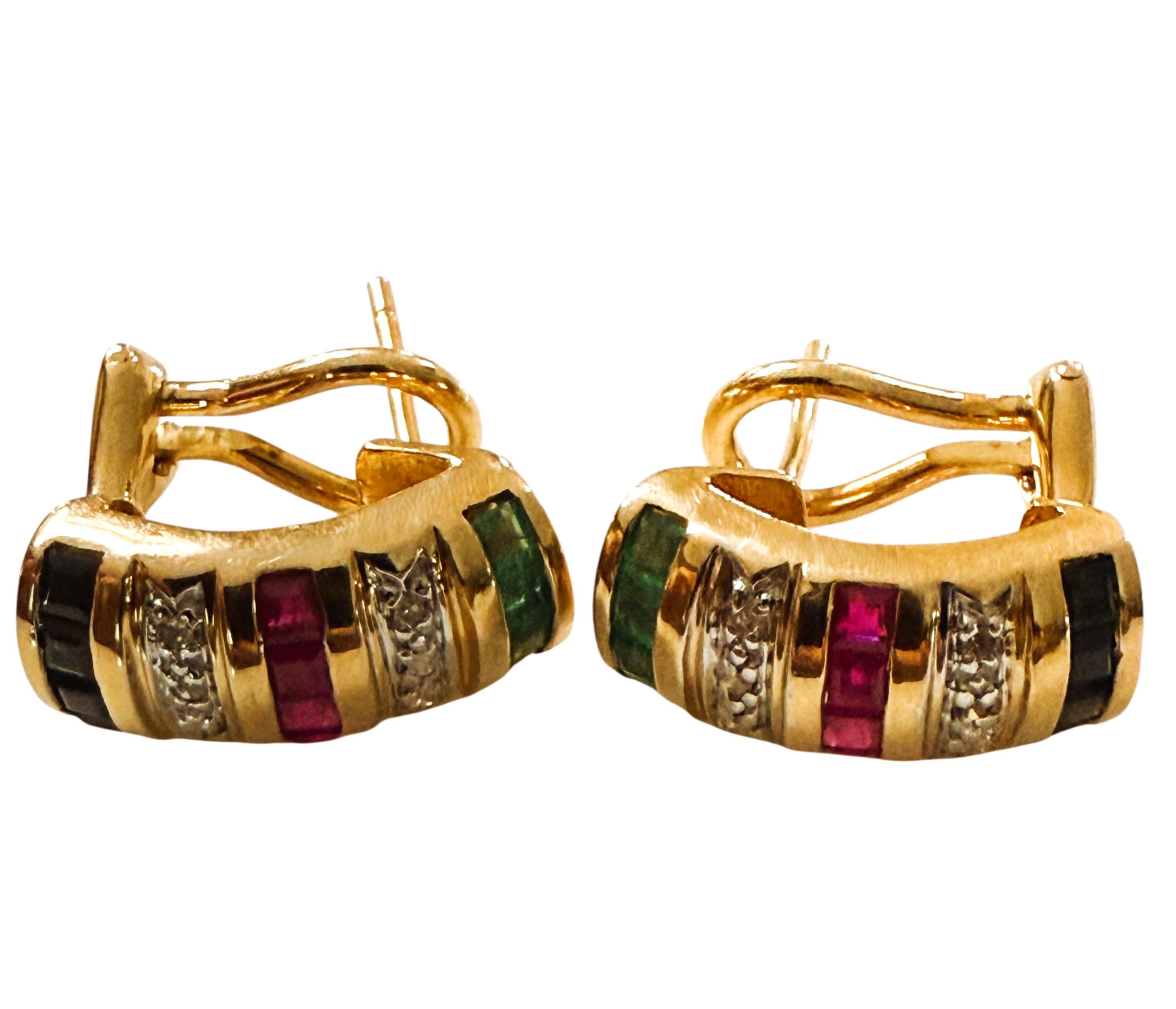 Boucles d'oreilles oméga en or jaune 14k avec diamant, émeraude, rubis et saphir de 1 carat en vente 1