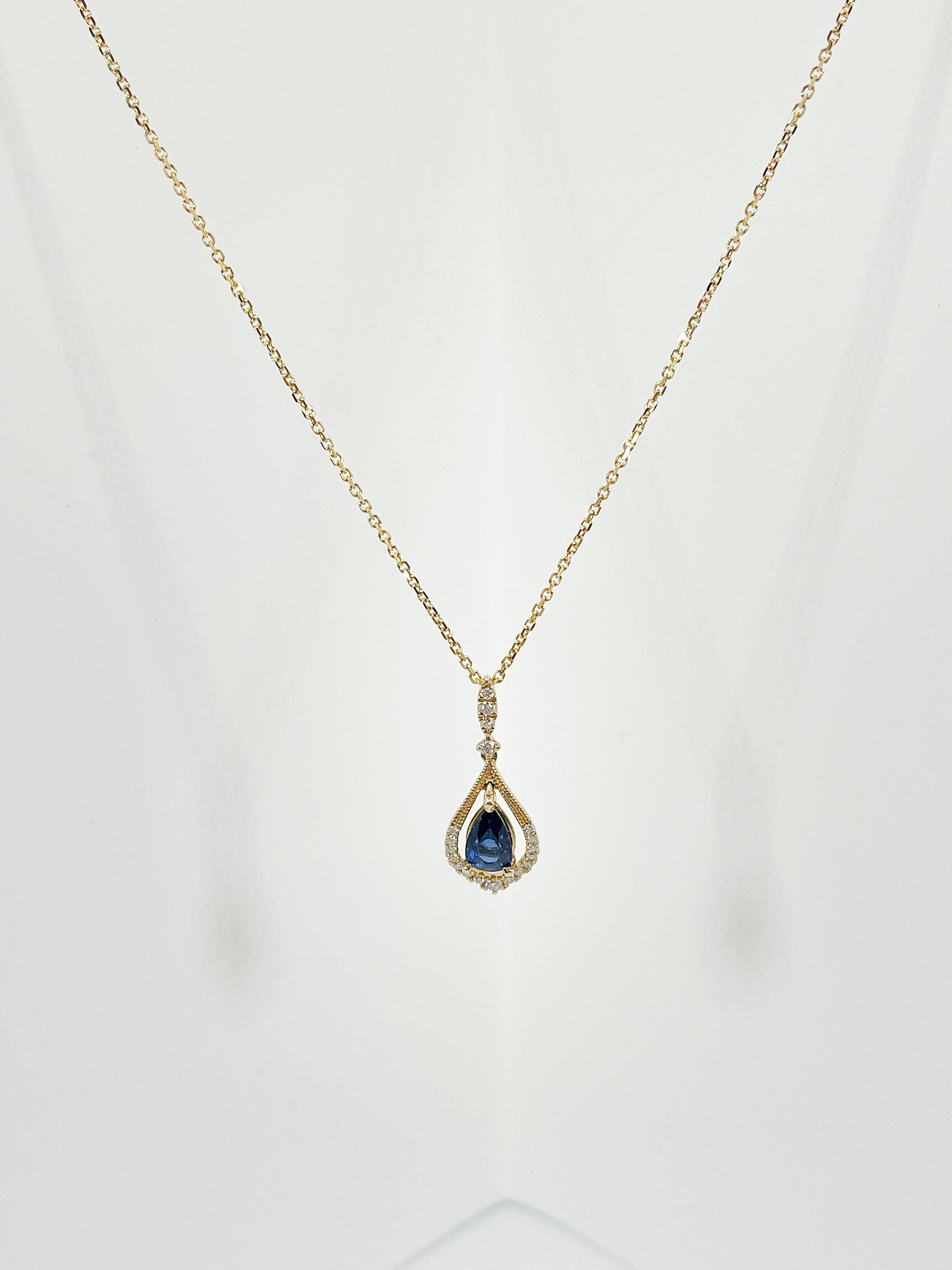 Collier en or jaune 14k avec pendentif en saphir poire et diamant de 1 CT. La longueur du collier est de 18 pouces, le pendentif mesure 17 x 9 mm, et le poids total du collier est de 3.14