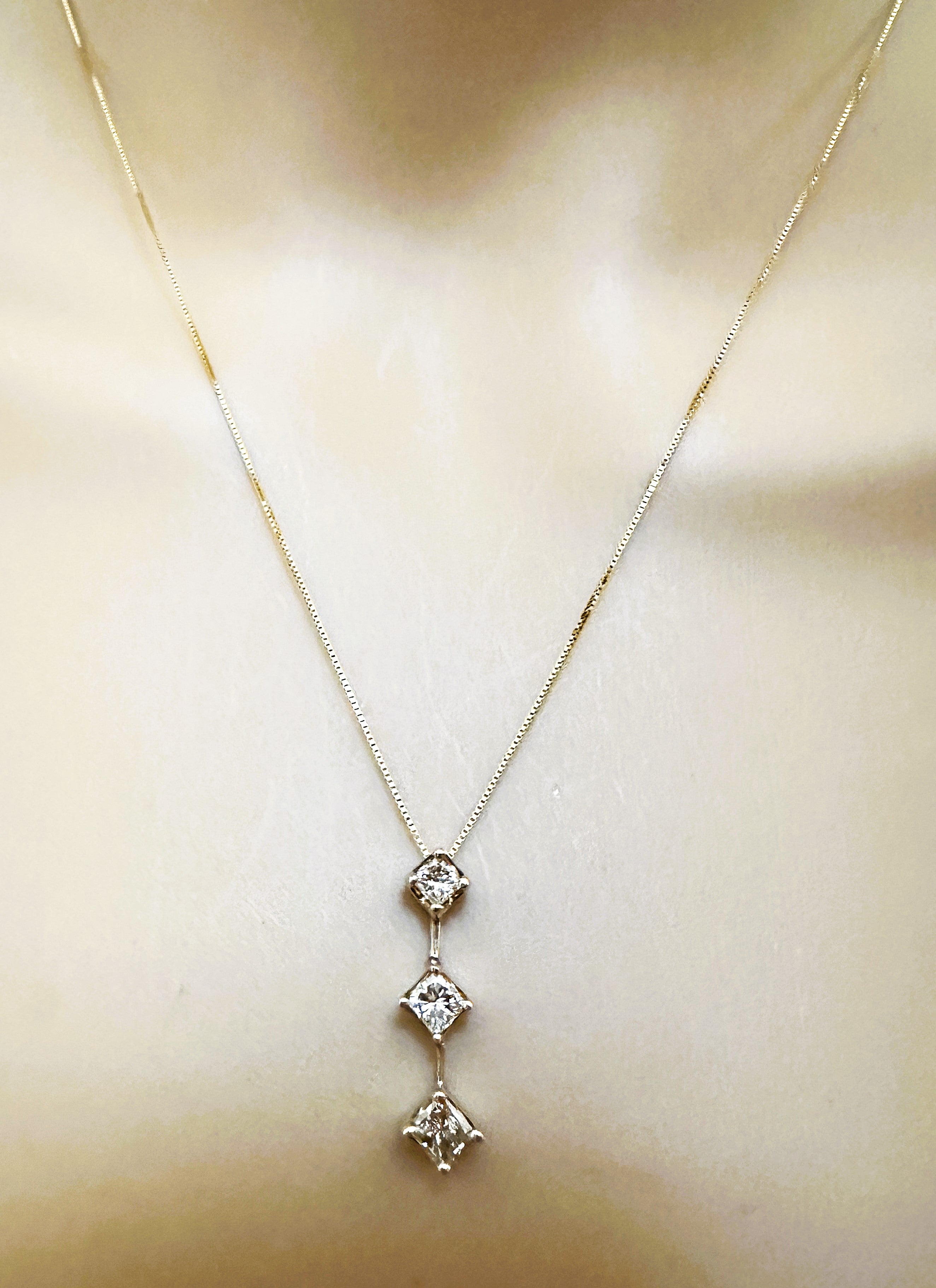 14K Yellow Gold 1 Ct Princess Cut Diamond Graduated Pendant Necklace 17.5 Inches