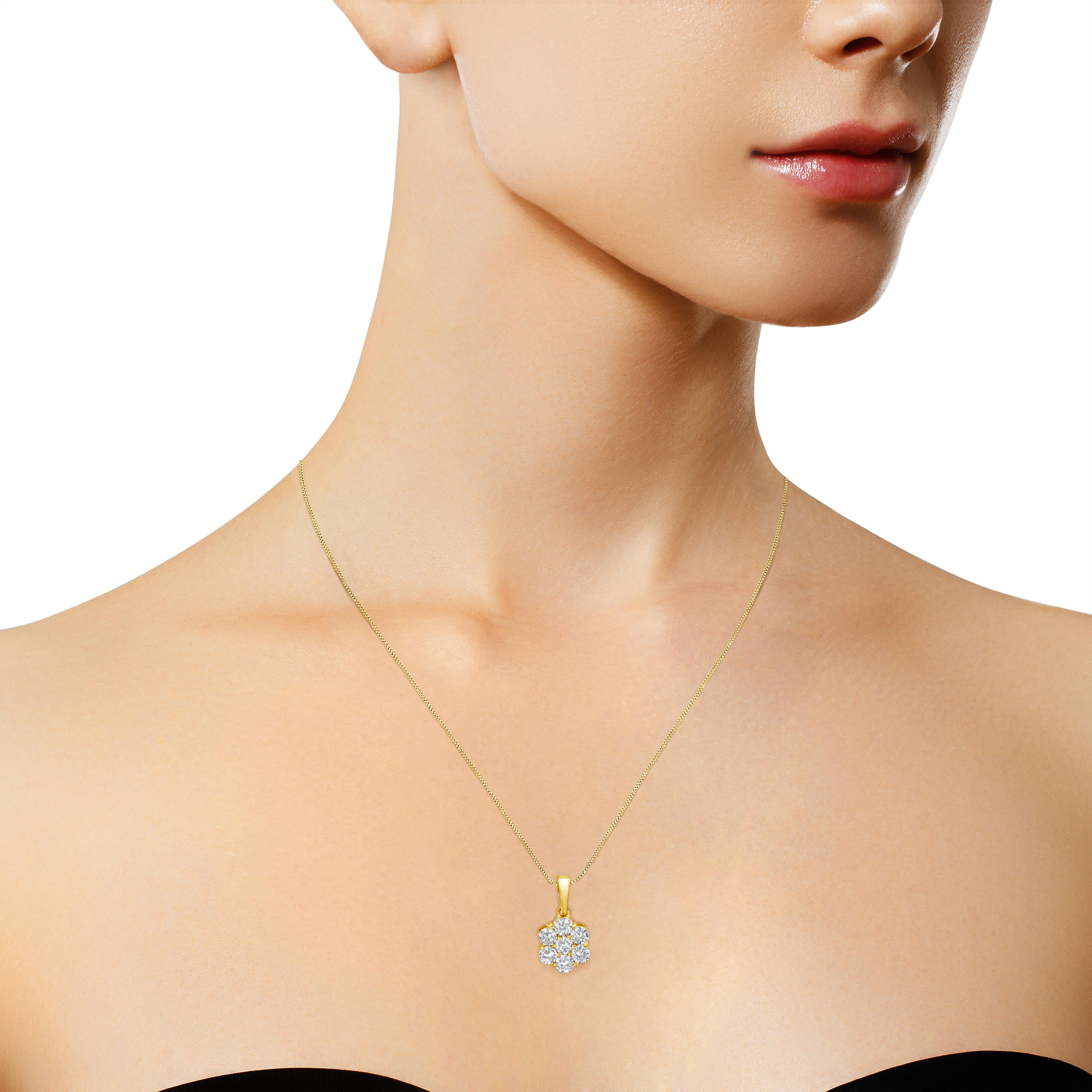 Contemporary 14K Yellow Gold 1.0 Carat Diamond 7 Stone Floral Cluster Pendant Necklace For Sale
