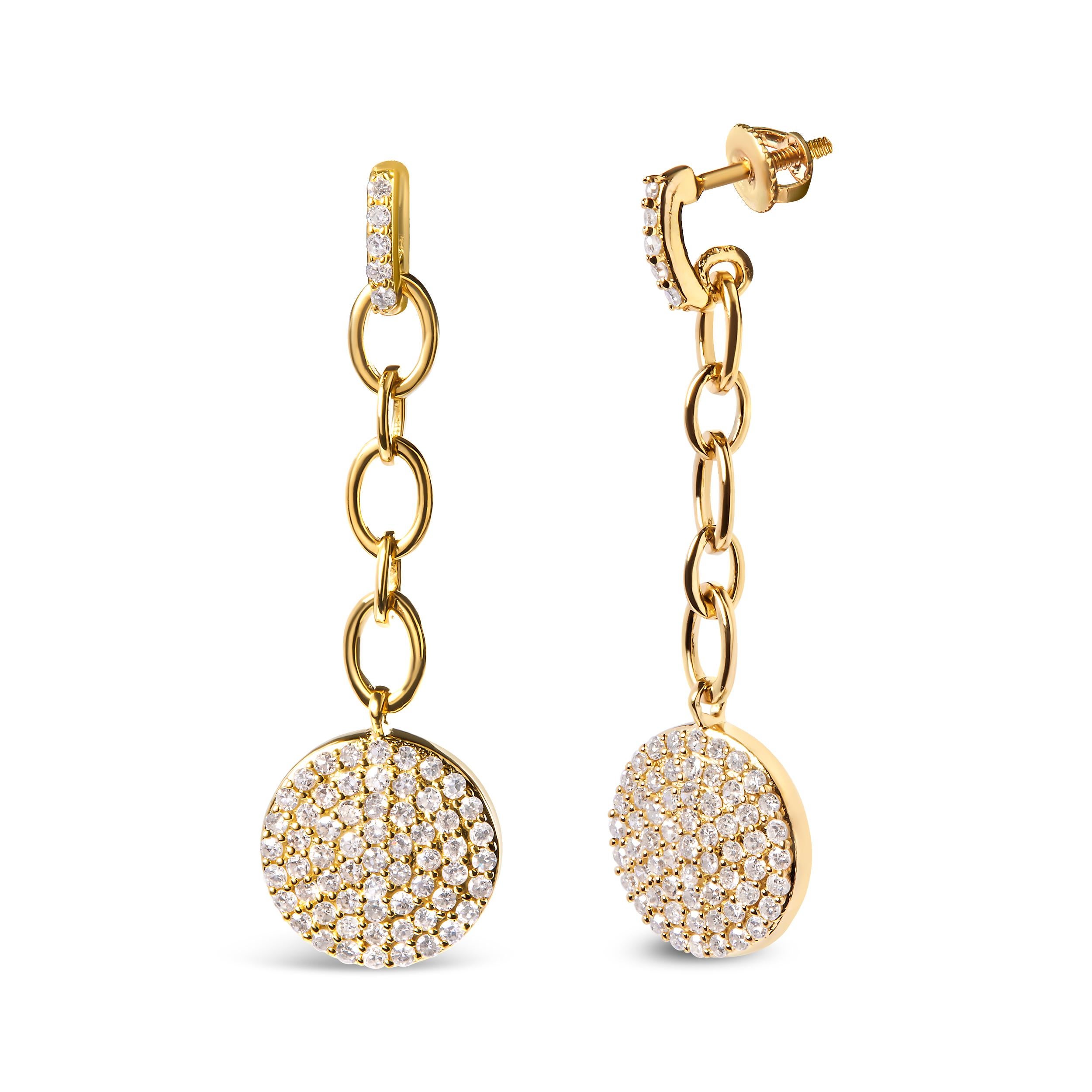 Entra in un mondo di eleganza e lusso con questi orecchini a catena con diamanti in oro giallo 14K. Ornati da 132 diamanti naturali a taglio rotondo, questi orecchini vantano un peso totale di 1,00 cttw e uno splendido colore I-J e purezza I1-I2. I