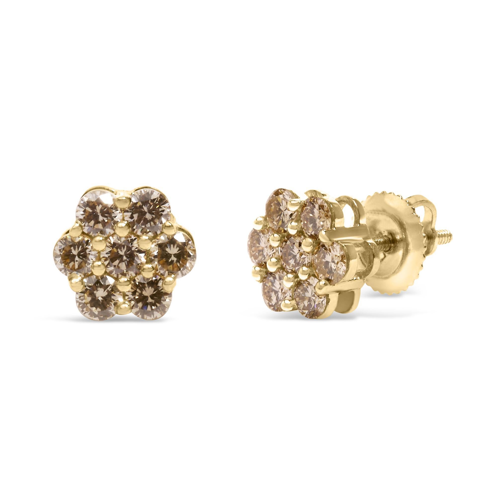 Sumérgete en la elegancia de estos pendientes florales, meticulosamente elaborados en radiante oro amarillo de 14 quilates. Cada pieza es una flor de arte, con siete resplandecientes diamantes naturales redondos de talla brillante, engastados en