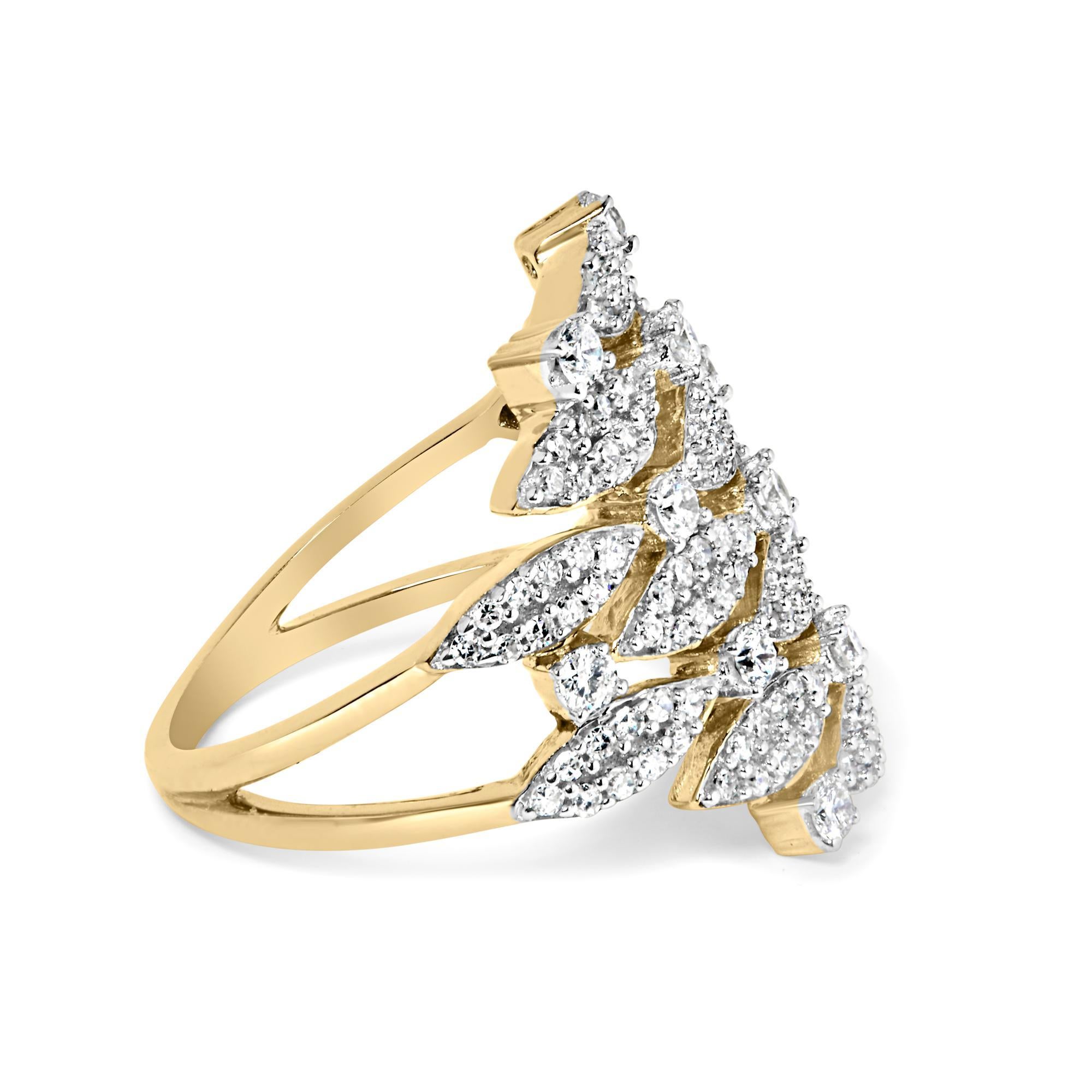 Abbaglia e delizia con l'opulenza di questo anello da cocktail in oro giallo 14K, dove oltre 150 diamanti naturali, per un totale di un carato, danzano in un ipnotico motivo geometrico che ricorda il miglior nido d'ape della natura. Ogni gemma,