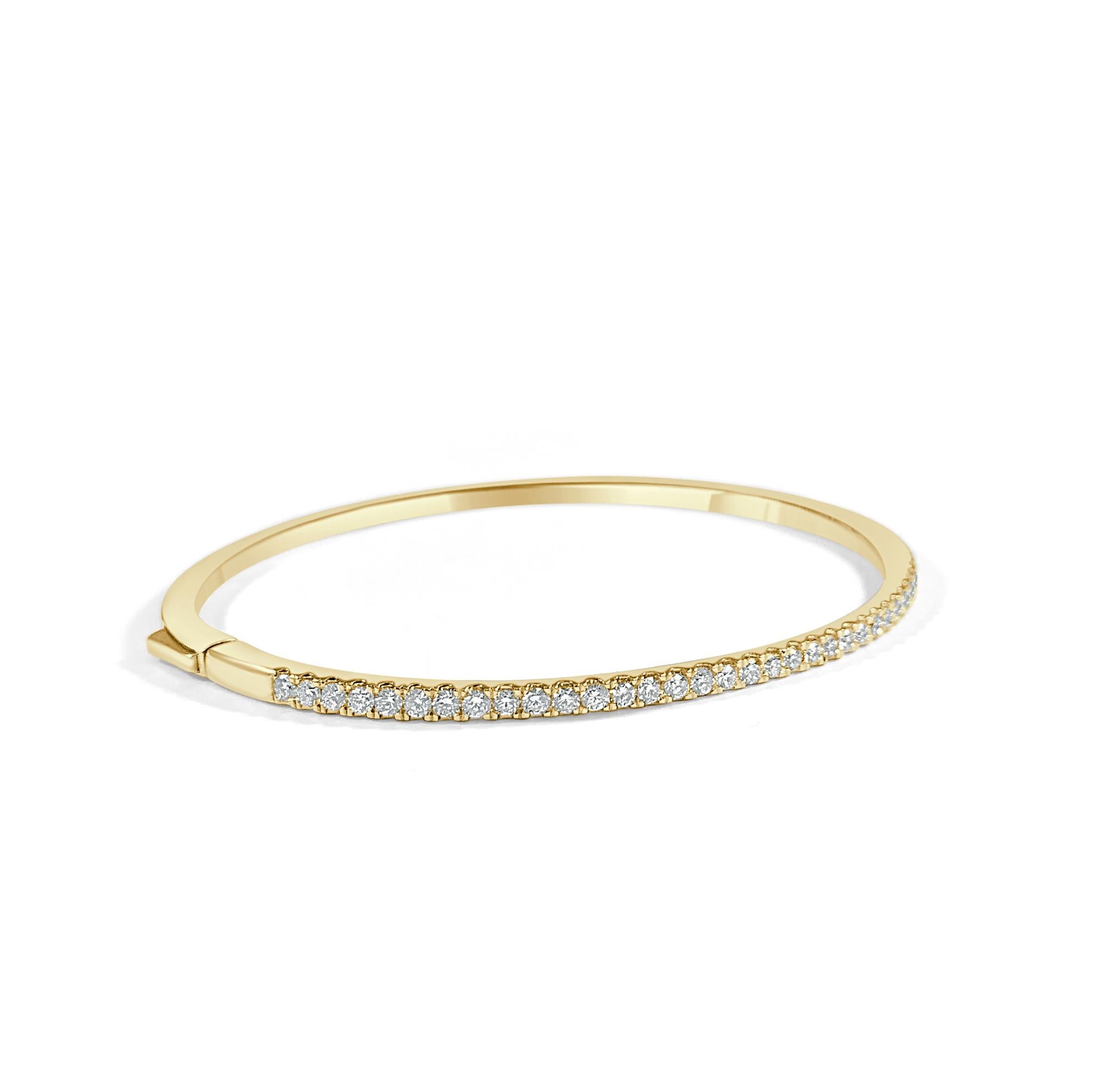 Vous cherchez à ajouter un peu de sophistication à votre ensemble ? Cet élégant bracelet diamant pour présente une rangée de diamants ronds brillants sertis en or 14k. La couleur et la clarté du diamant sont GH SI1-SI2. 
-or 14K
-1,0 ct. Diamants