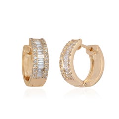 Orecchini a cerchio a tre file in oro giallo 14K con diamanti Baguette e Pavé da 1,00 carati