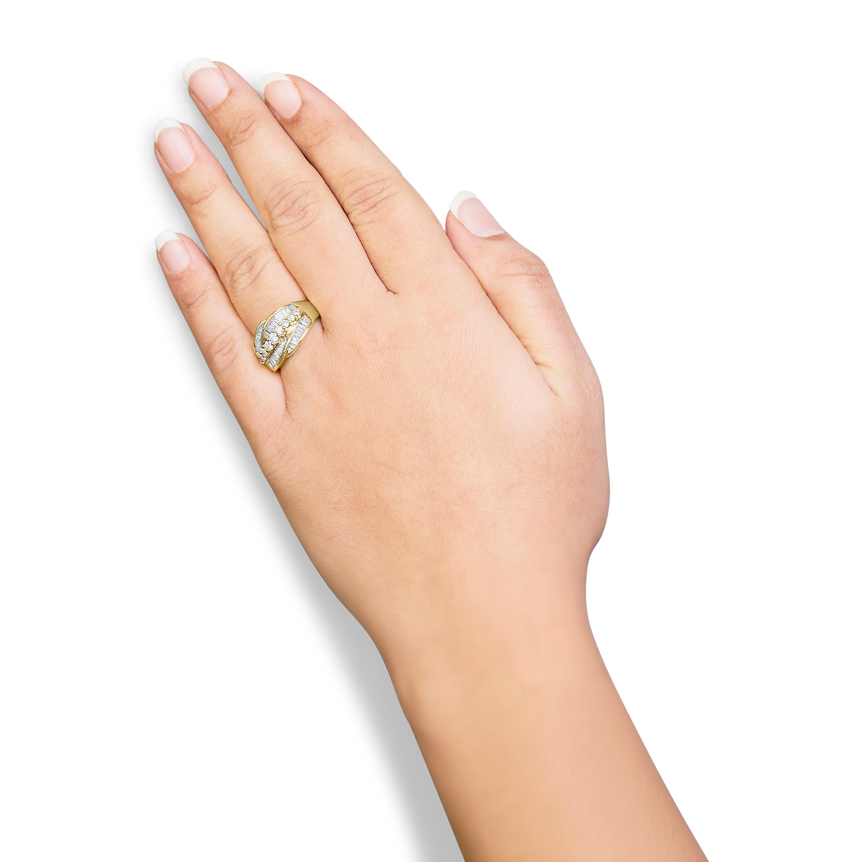 14K Yellow Gold 1.00 Cttw Diamond Cocktall Cluster 5 Stone Ring In New Condition For Sale In New York, NY