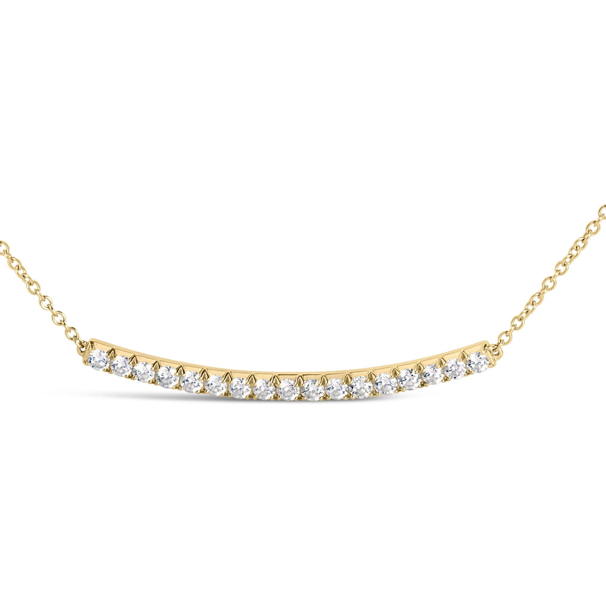 Plongez dans le luxe avec cet exquis collier pendentif à barre incurvée en or jaune 14 carats, brillamment orné de 17 diamants naturels qui rayonnent collectivement d'un éclat captivant. Chaque gemme, méticuleusement sertie à quatre broches,