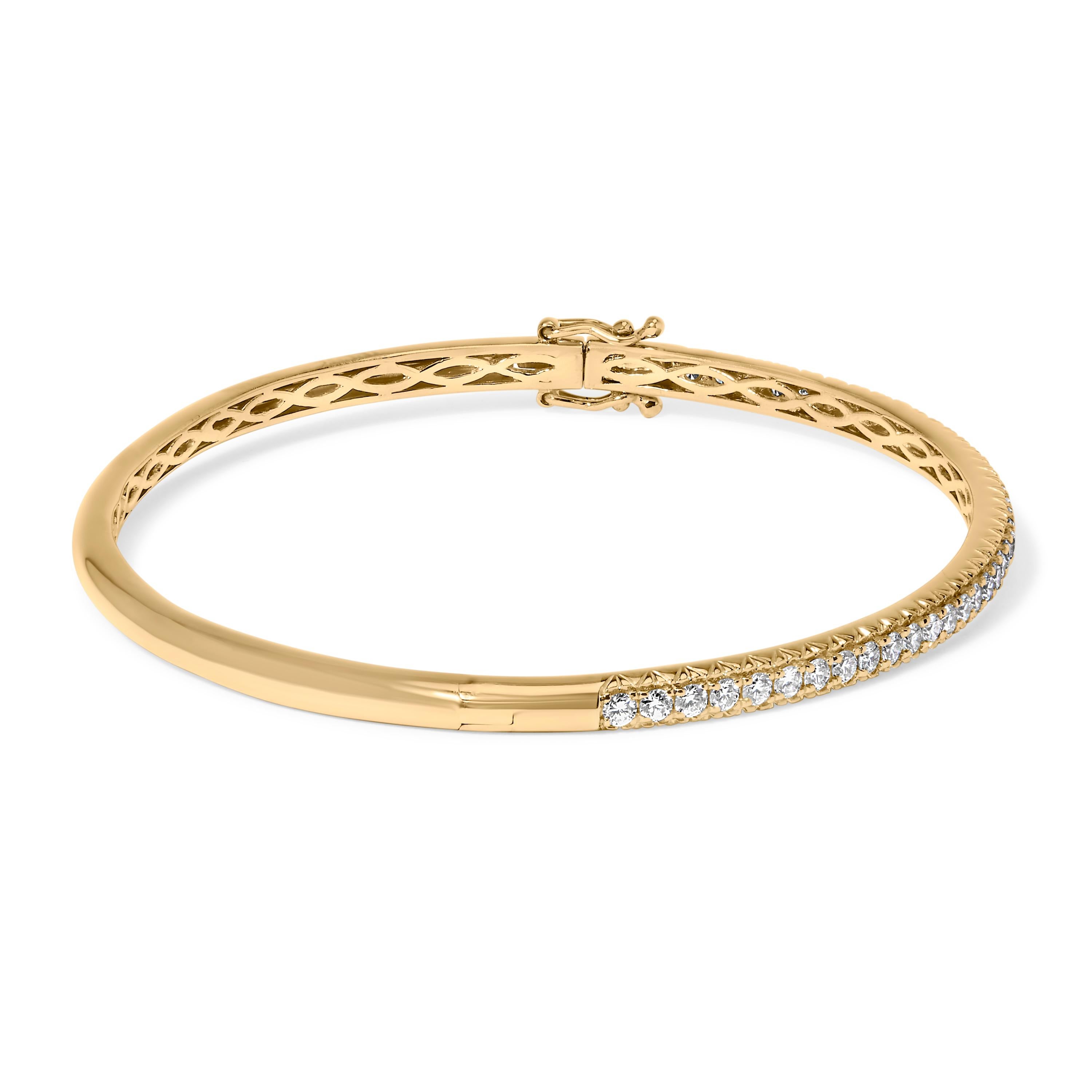 Abbraccia un'eleganza senza tempo con questo squisito braccialetto in oro giallo 14K, riccamente impreziosito da 1,0 carati di diamanti naturali. Ogni gemma rotonda brilla di una brillantezza incandescente, incastonata in un'incastonatura che ne