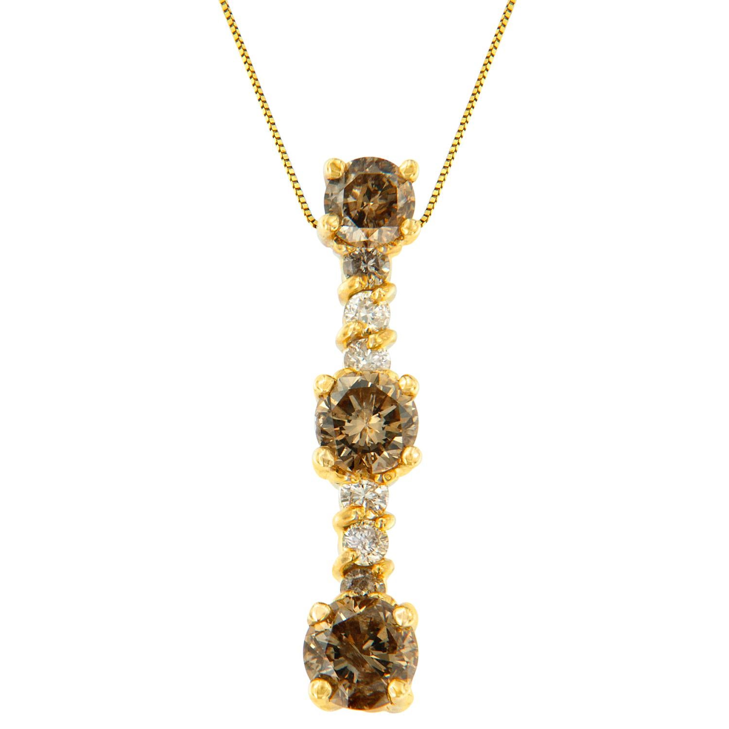 Ce pendentif en forme de goutte de diamant est composé d'or jaune 14 carats et ne manquera pas de capter le cœur de chacun par son élégante beauté. Il est orné de diamants ronds de couleur blanche et champagne, qui sont fixés dans un serti clos. Le