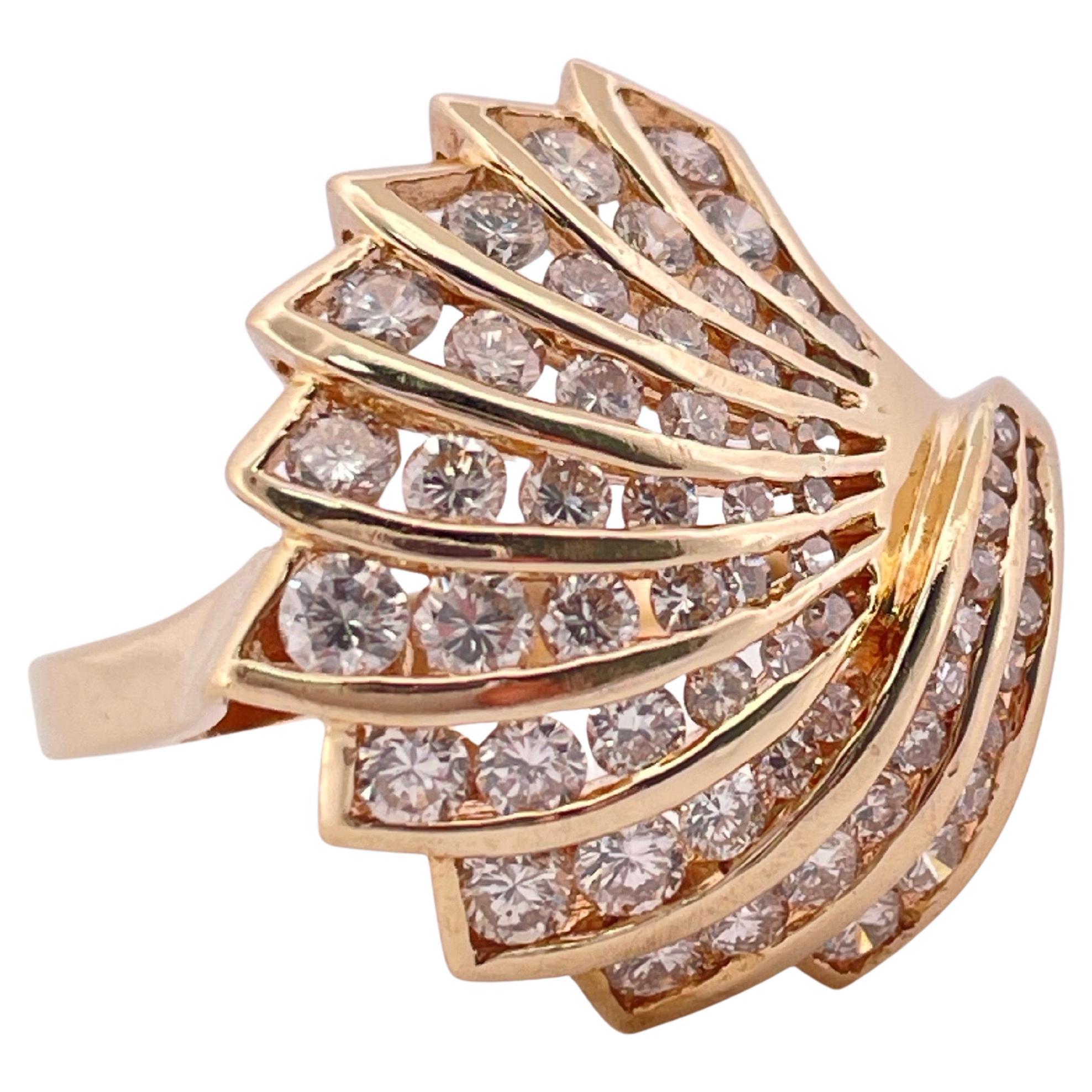 Cette captivante bague en or jaune 14 carats, pesant 4,5 grammes, présente un design dynamique en forme d'éventail serti d'un éblouissant poids total de 1,00 carat de diamants ronds de taille brillant. De couleur I-J et de pureté SI1-SI2, les