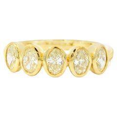 Anello a metà strada in oro giallo 14k con diamante taglio ovale incastonato da 1,00ctw