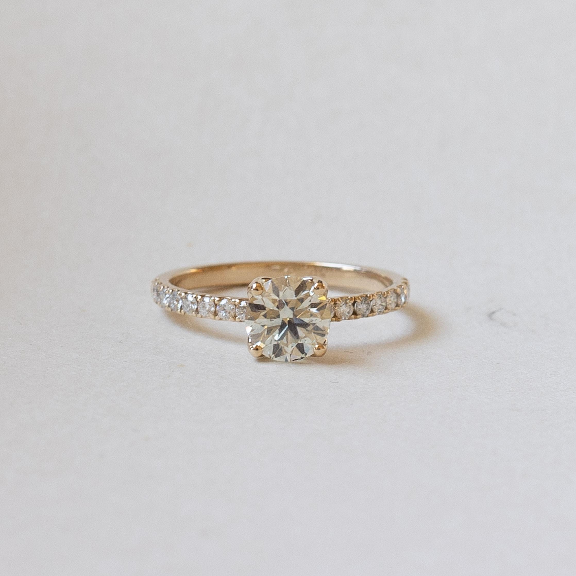 Contemporaneo Anello di fidanzamento in oro giallo 14K con diamante da 1,02 carati in vendita