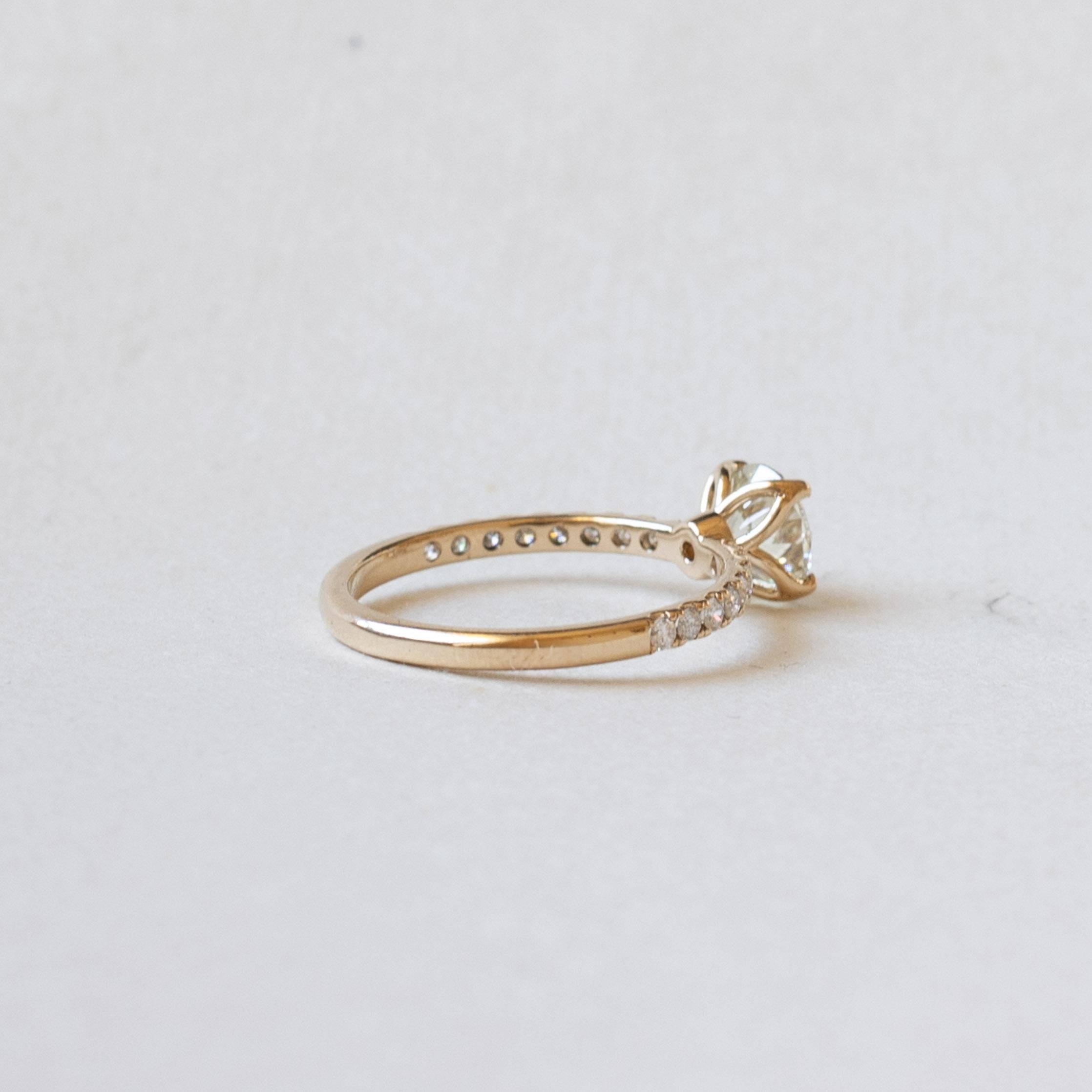 Taglio rotondo Anello di fidanzamento in oro giallo 14K con diamante da 1,02 carati in vendita