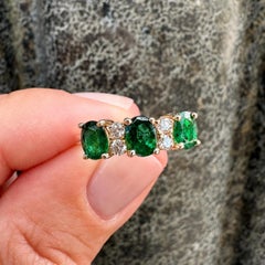 14k Yellow Gold 1.02ctw Alternating Oval Emerald & Round Diamond Band Ring