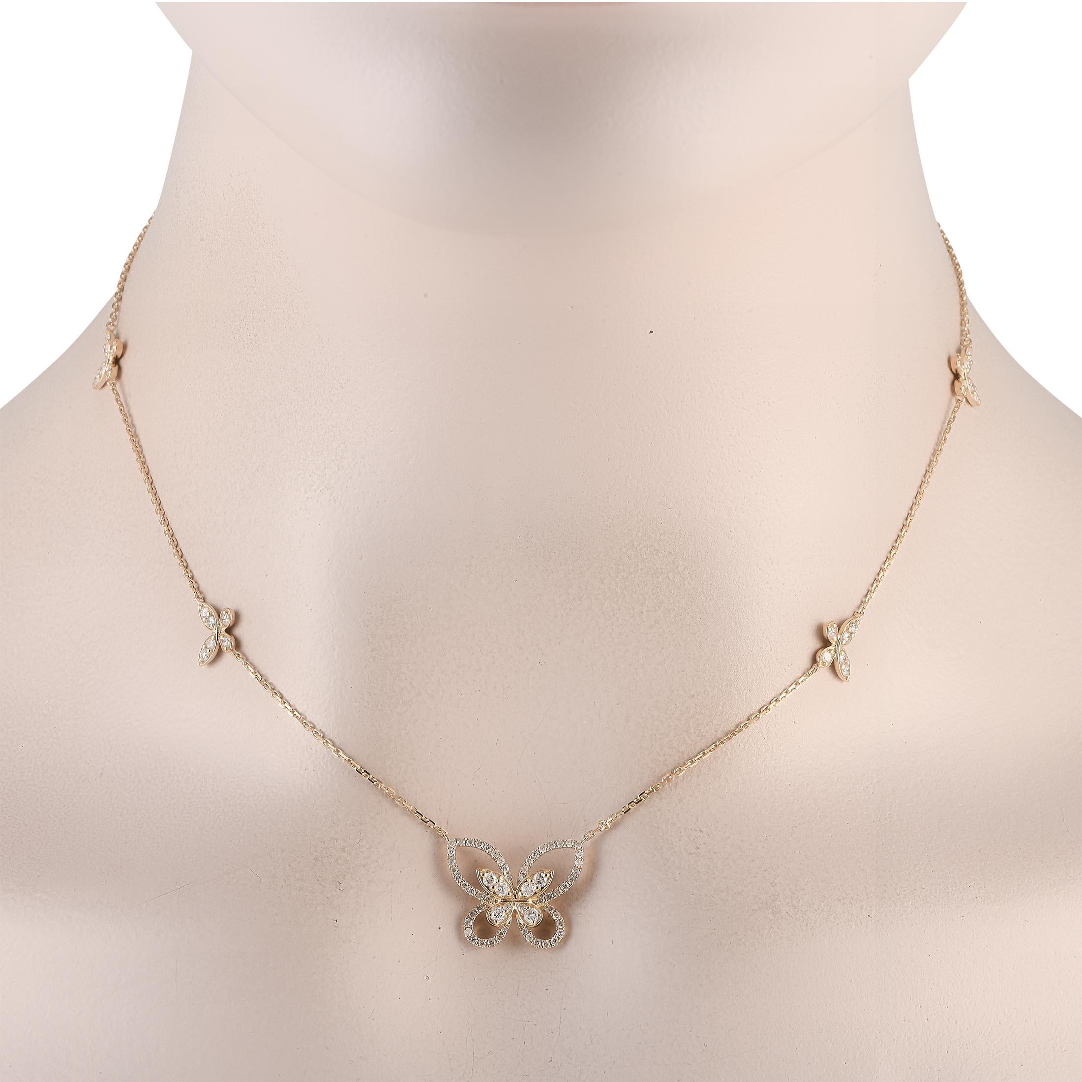 Diese süße und raffinierte Halskette aus 14 Karat Gelbgold ist unendlich charmant. Ein Trio von Schmetterlingsanhängern  einschließlich eines zentralen Anhängers von 0,65 Länge und 0,75 Breite  Diamanten mit einem Gesamtgewicht von 1,0 Karat lassen