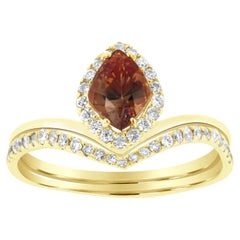 Anillo de oro amarillo de 14 quilates y 1,16 quilates de zafiro champán con halo de diamantes