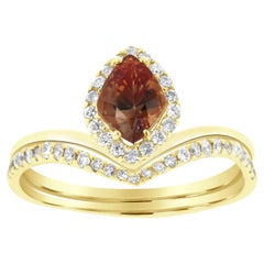 Bague en or jaune 14 carats sertie d'un saphir champagne en forme de cerf-volant de 1,16 carat et d'un halo de diamants