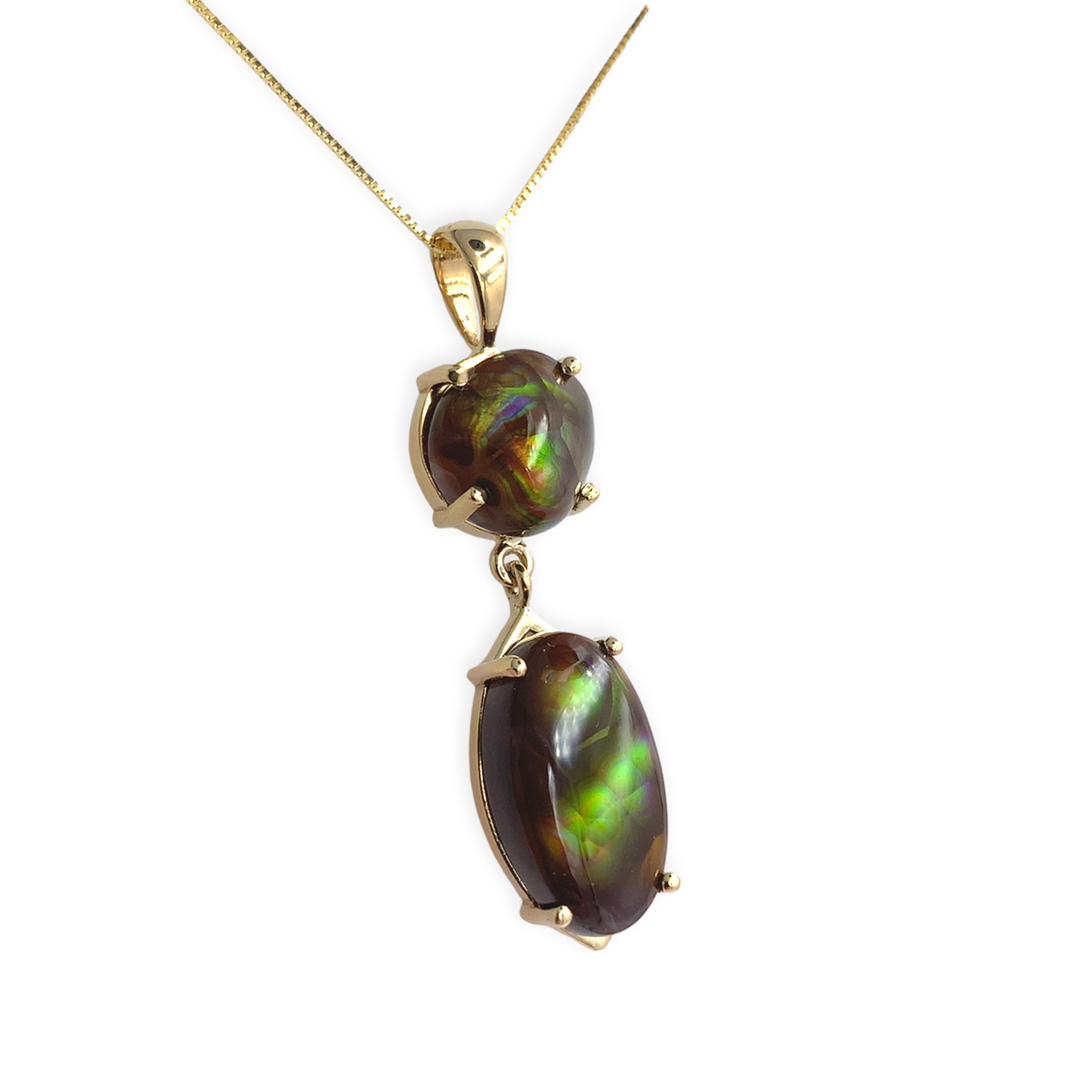 Pendentif en agate de feu en or jaune 14K avec chaîne. Le pendentif comporte deux cabochons d'agate de feu de couleur brun chocolat avec des irisations rouges, vertes et arc-en-ciel. L'agate de feu ronde pèse 3,89 carats et mesure environ 10,7 mm x