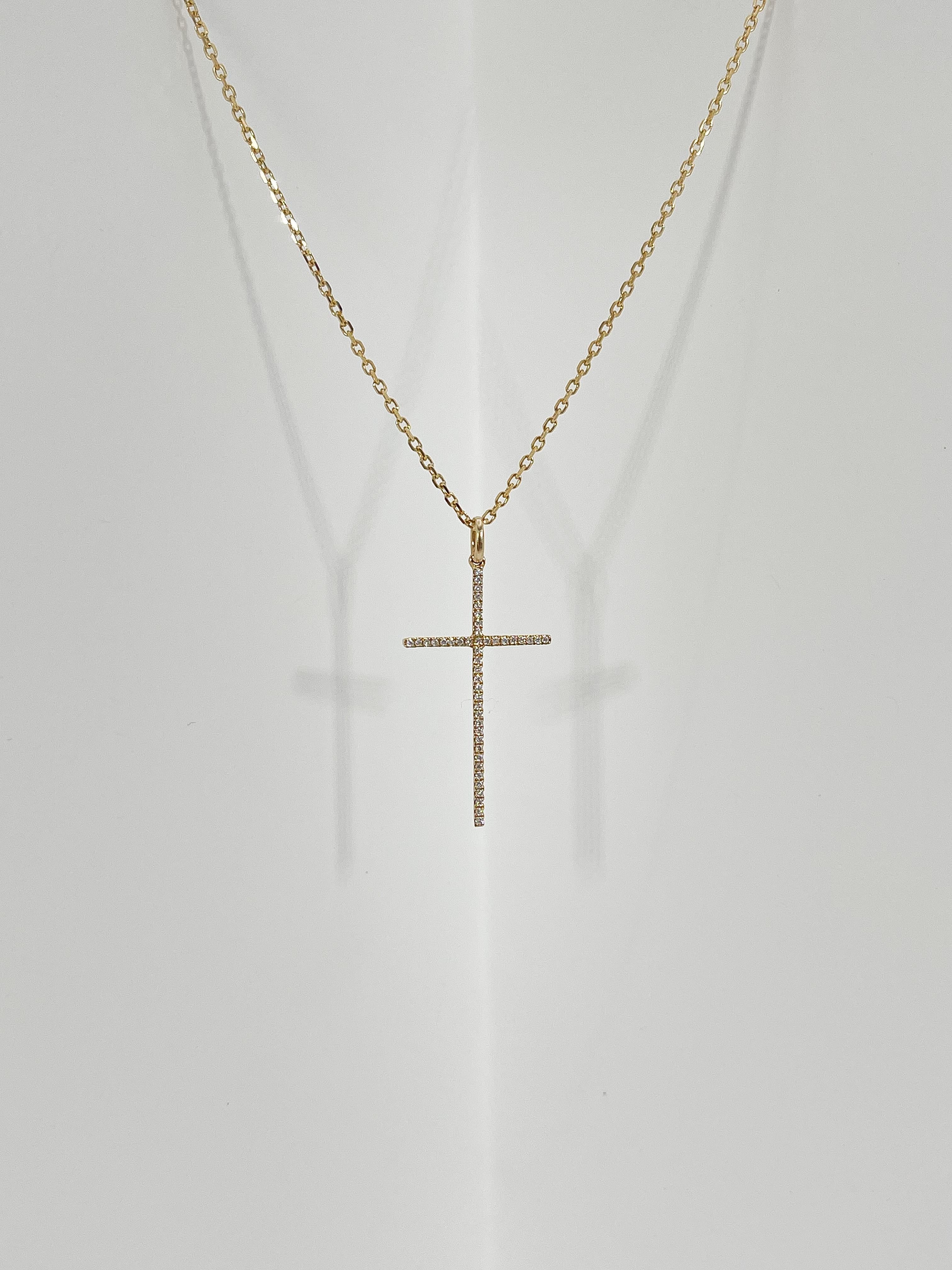 Collier croix en or jaune 14k avec diamant .12 CTW. Les pierres de ce collier sont rondes, le collier s'ouvre et se ferme à l'aide d'un fermoir à mousqueton, la longueur du collier est de 17 pouces, la croix mesure 29,5 x 16,5 mm et le poids total