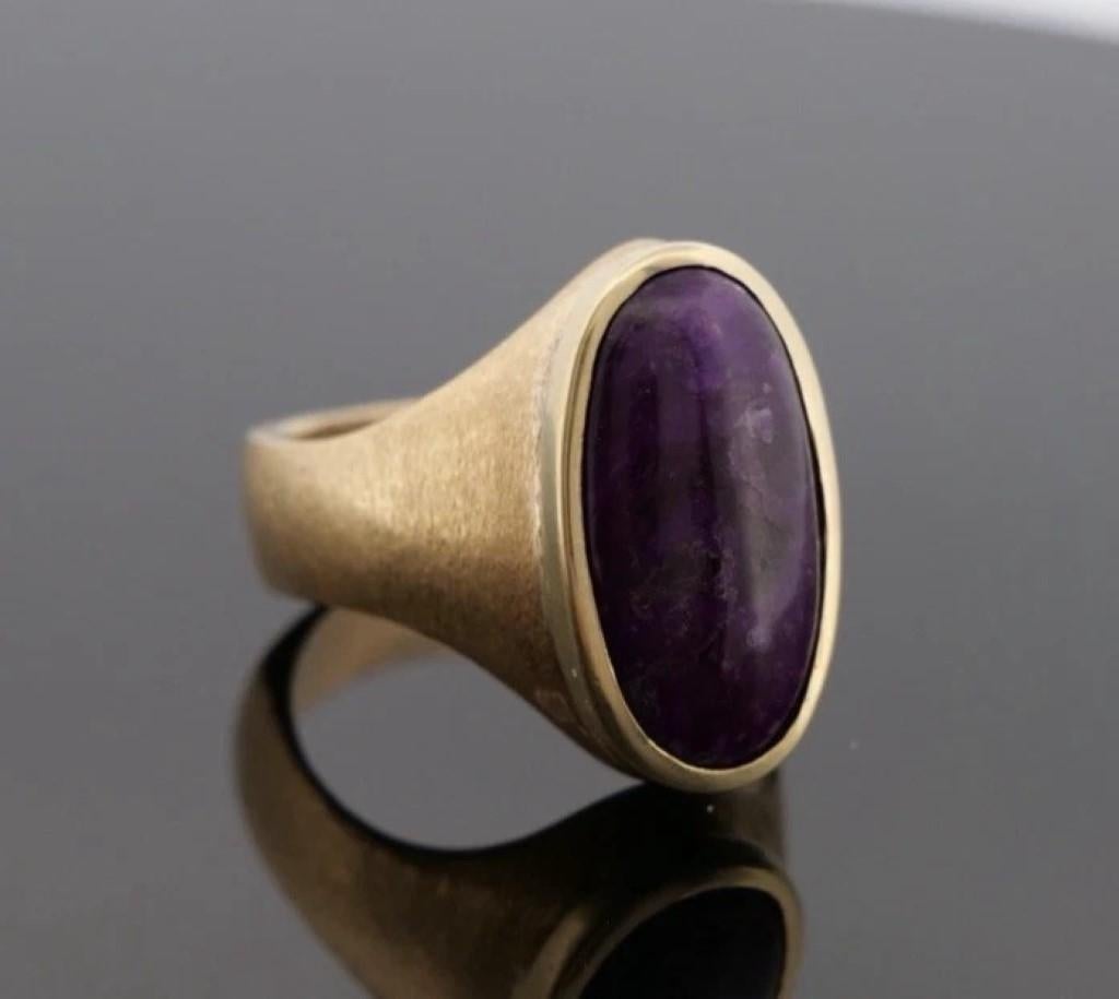 Bague Charoite personnalisée - Or jaune 14K - 12.00 Grammes - Taille 10

🡆 Description :
Bague faite sur mesure en or jaune 14K massif, sertie d'un (1) cabochon ovale naturel de Charoite mesurant approximativement 19.00 x 10.00 x 4.25 mm. La pierre