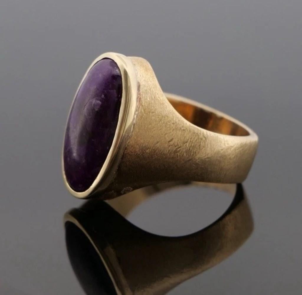 Bague à chaton en or jaune 14K 12.00 grammes de charoite violette Taille 10 Bon état - En vente à Carmel By The Sea, CA