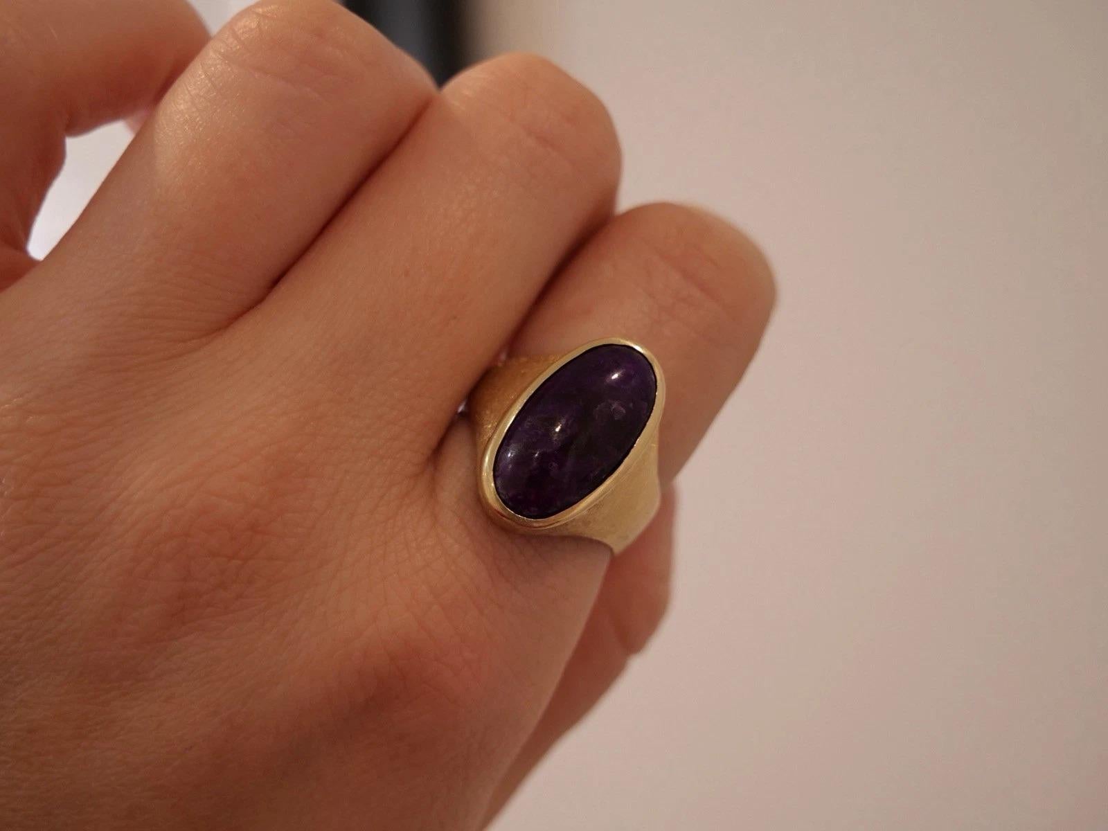 Bague à chaton en or jaune 14K 12.00 grammes de charoite violette Taille 10 Pour hommes en vente