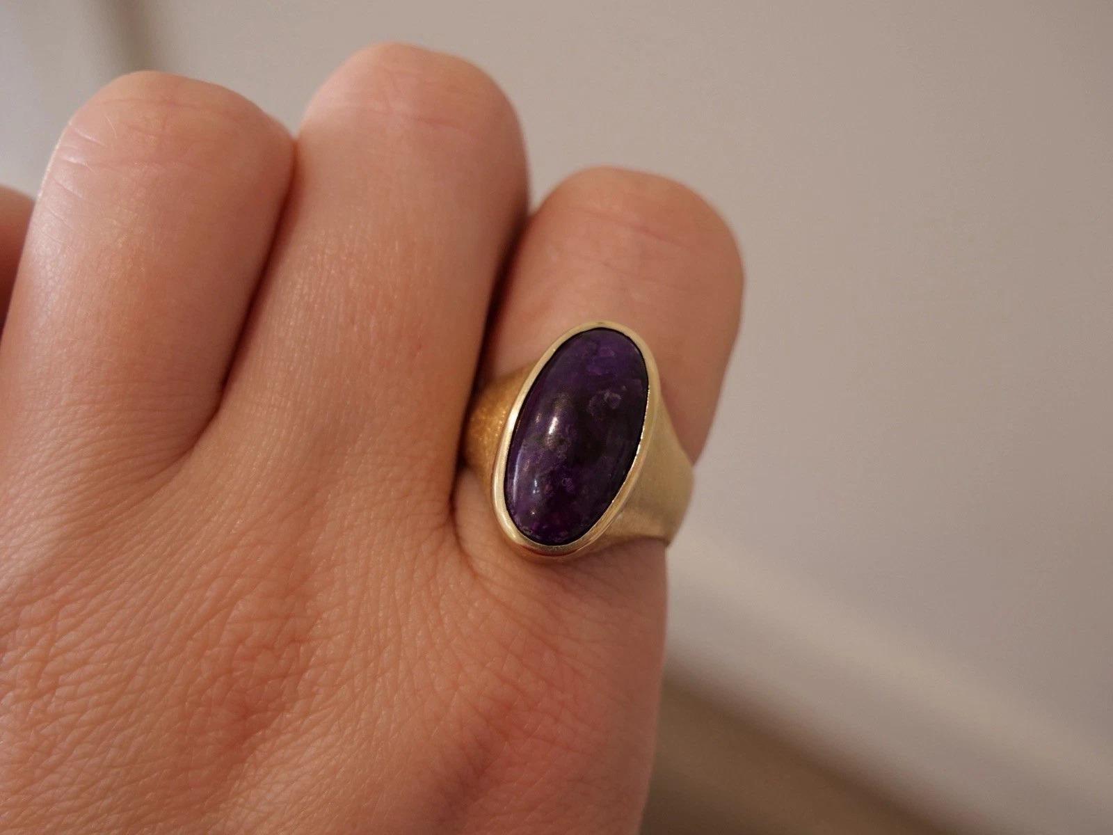 Bague à chaton en or jaune 14K 12.00 grammes de charoite violette Taille 10 en vente 1