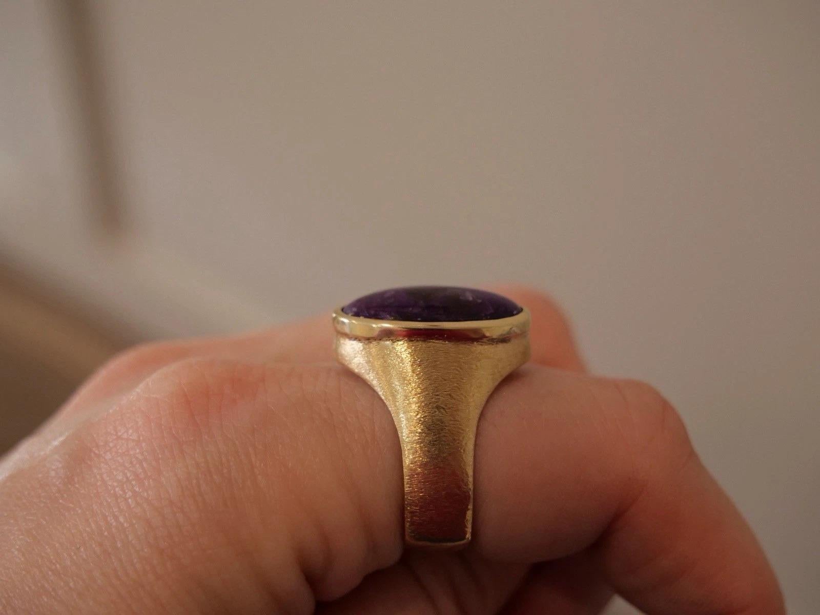 Bague à chaton en or jaune 14K 12.00 grammes de charoite violette Taille 10 en vente 2