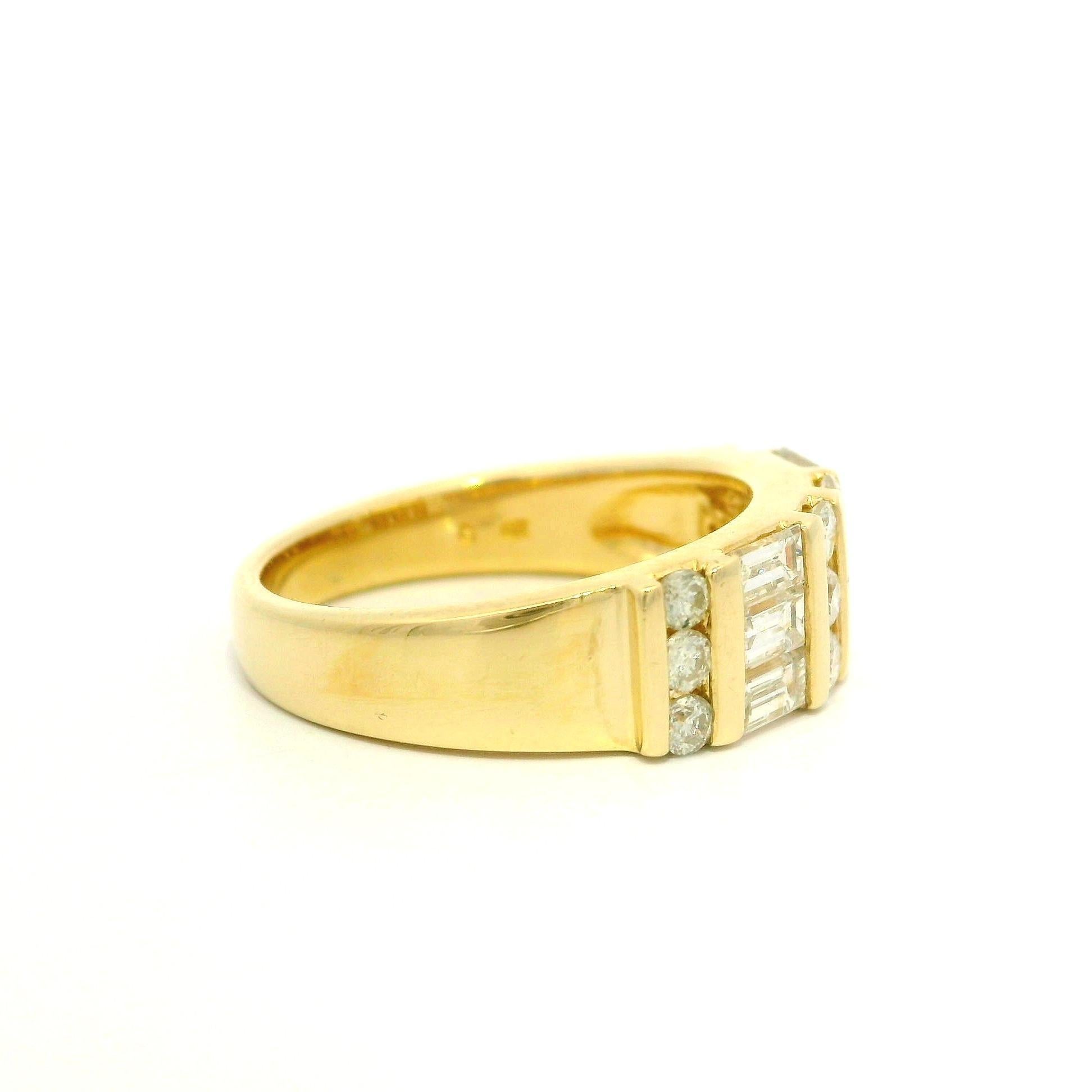Anello a fascia con diamanti rotondi e baguette in oro giallo 14k da 1,21 carati in vendita 6