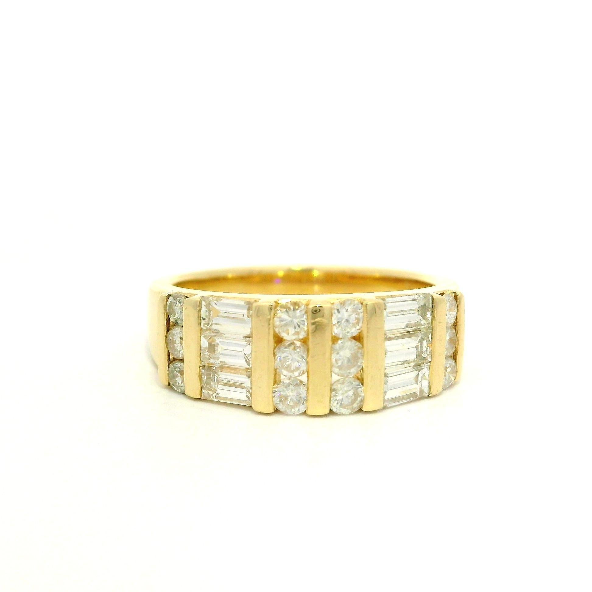 Anello a fascia con diamanti rotondi e baguette in oro giallo 14k da 1,21 carati in vendita 7