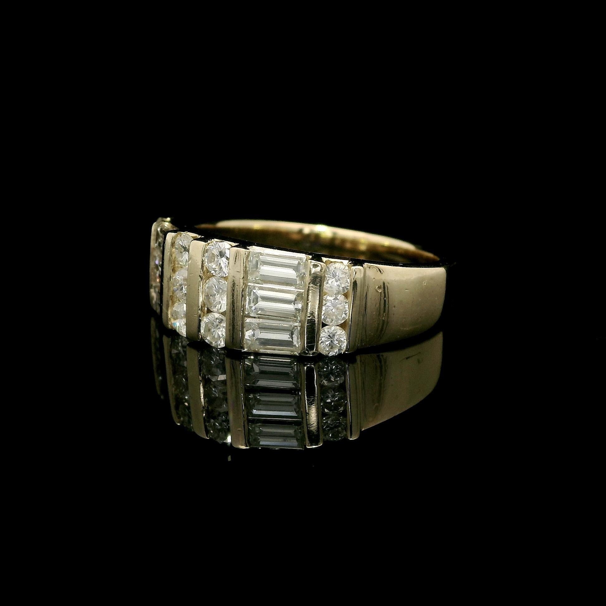Taglio brillante Anello a fascia con diamanti rotondi e baguette in oro giallo 14k da 1,21 carati in vendita