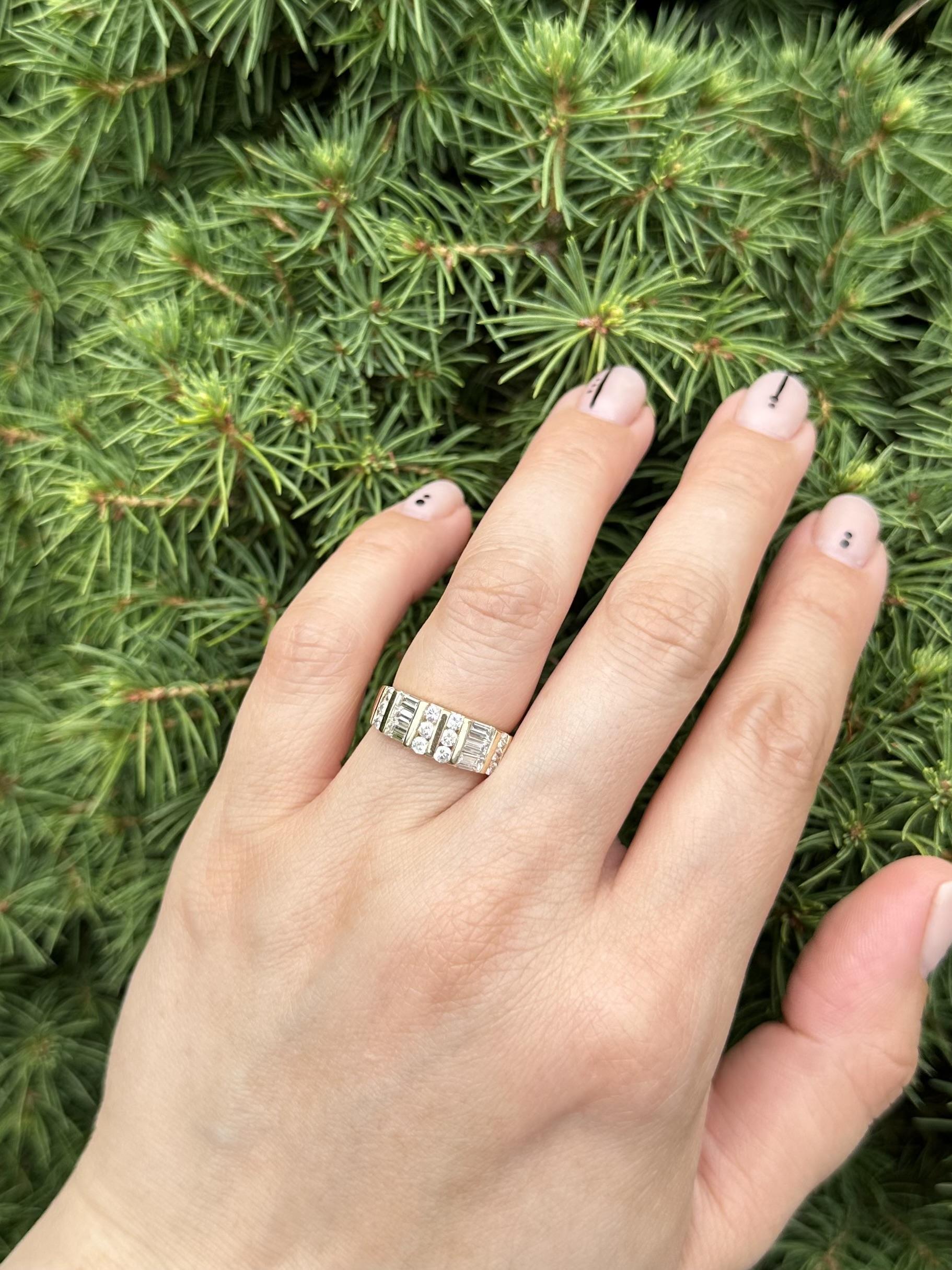 Anello a fascia con diamanti rotondi e baguette in oro giallo 14k da 1,21 carati In condizioni ottime in vendita a Montclair, NJ