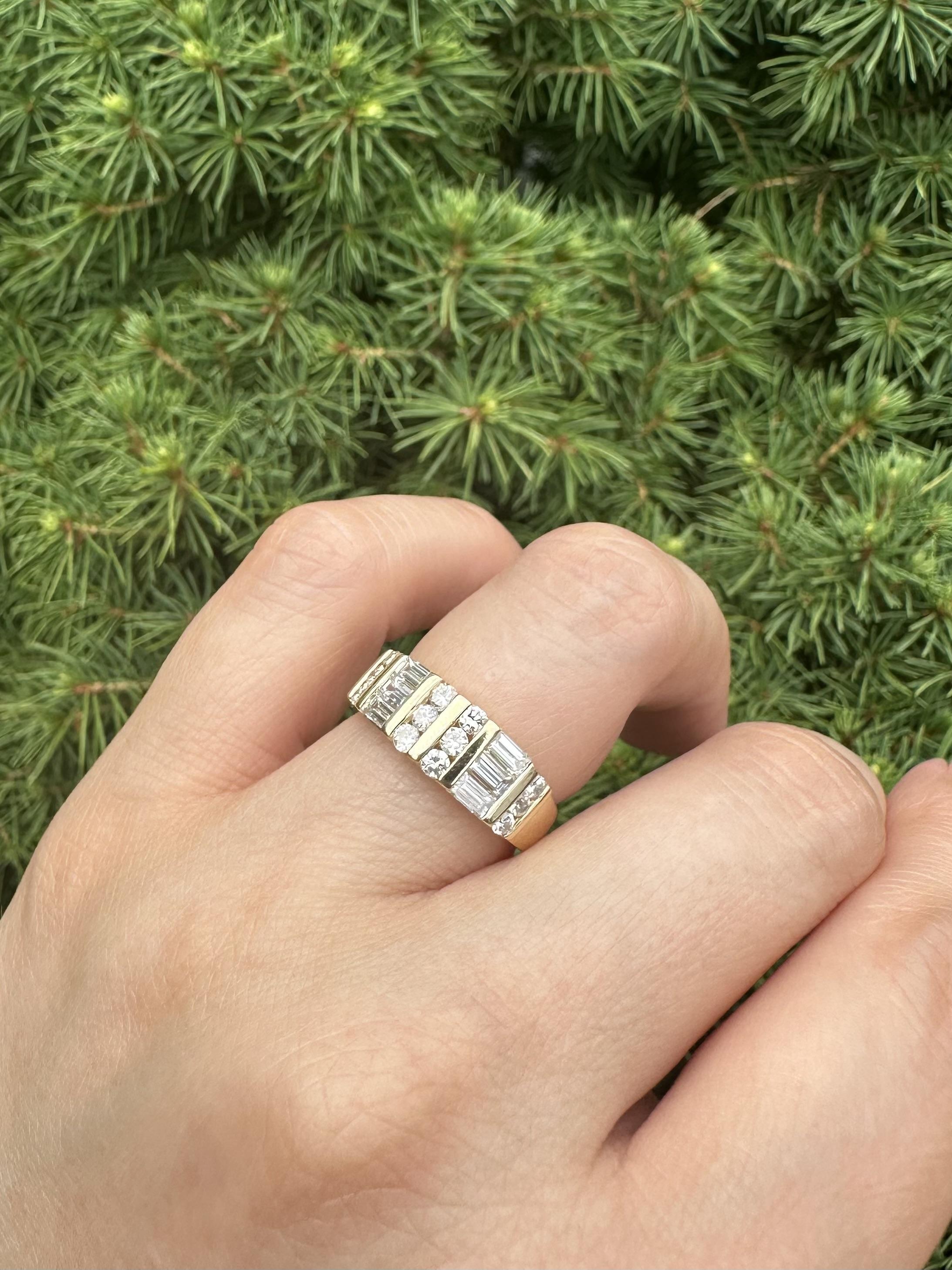Donna Anello a fascia con diamanti rotondi e baguette in oro giallo 14k da 1,21 carati in vendita