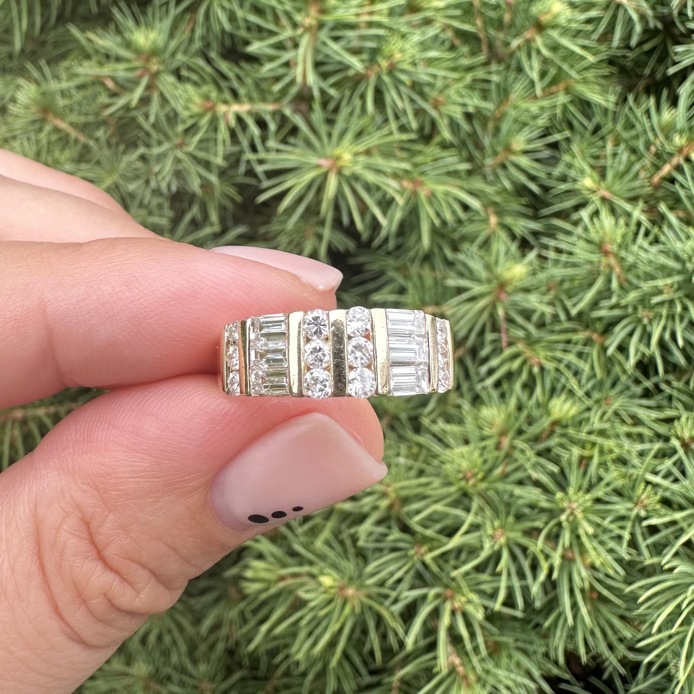 Anello a fascia con diamanti rotondi e baguette in oro giallo 14k da 1,21 carati in vendita 1