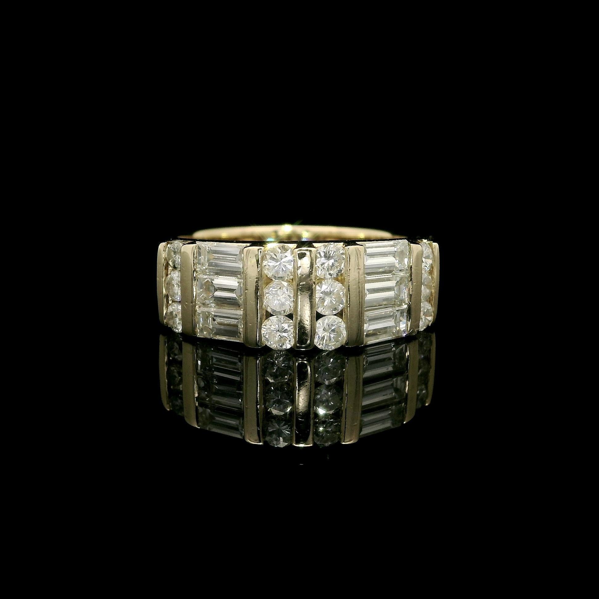 Anello a fascia con diamanti rotondi e baguette in oro giallo 14k da 1,21 carati in vendita 2