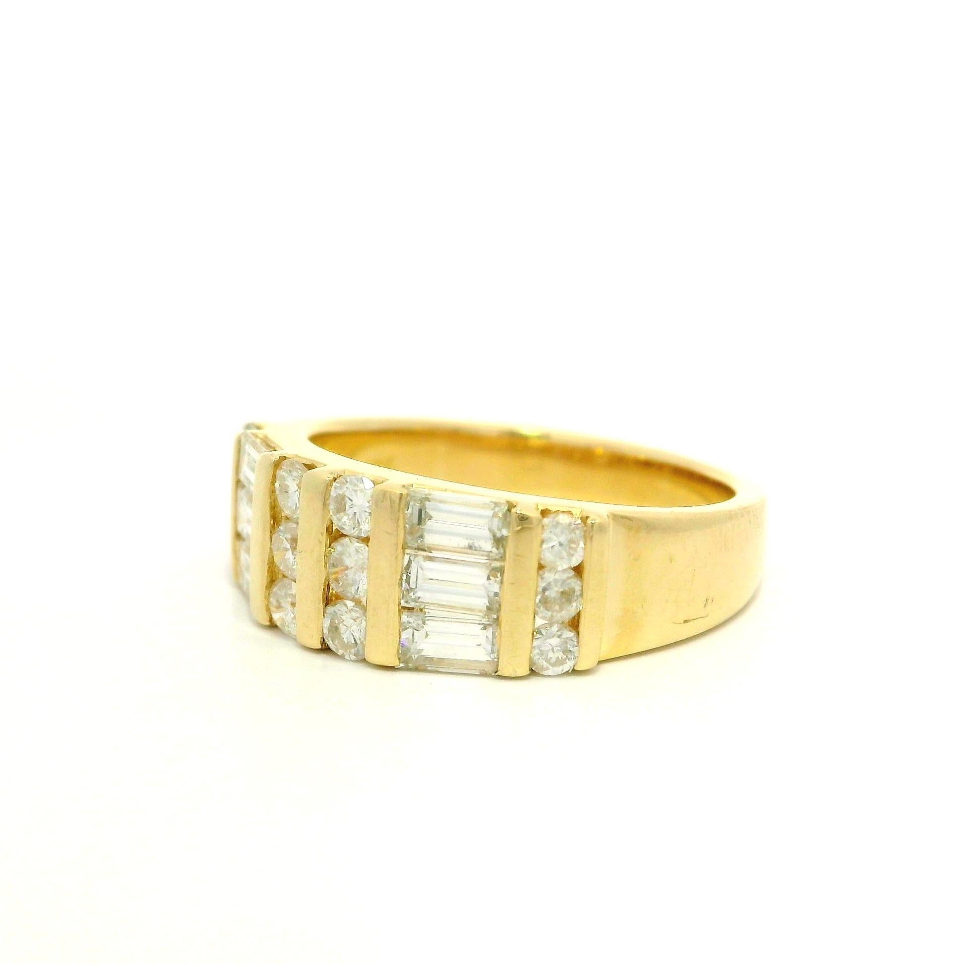 Anello a fascia con diamanti rotondi e baguette in oro giallo 14k da 1,21 carati in vendita 3