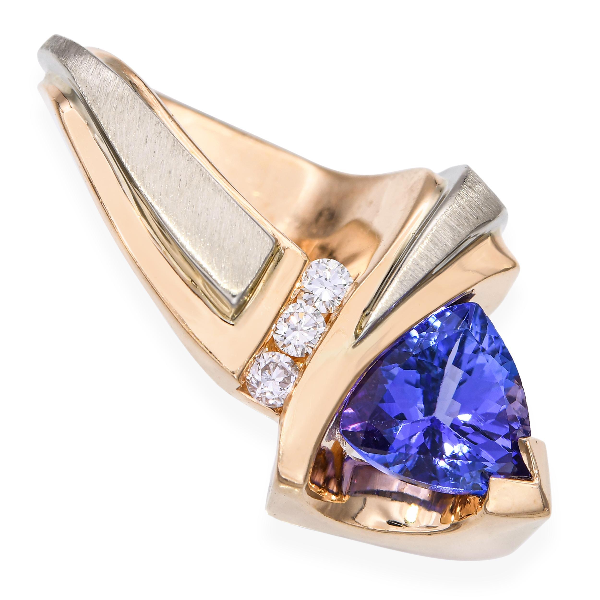 Ce pendentif vintage en or jaune 14k est orné d'une tanzanite de 1,25 carat dont la teinte bleu-violet éclatante se détache magnifiquement sur la monture en or chaud. Les accents de diamant ajoutent une touche d'éclat, rehaussant l'élégance du